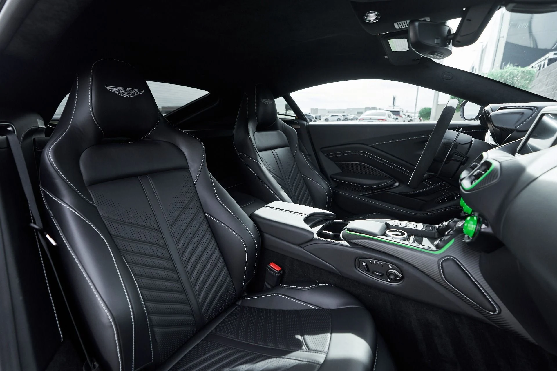 mph039_1807294438_Used_2023_Aston_Martin_Vantage_Base_1762913663_0d7a05b44b