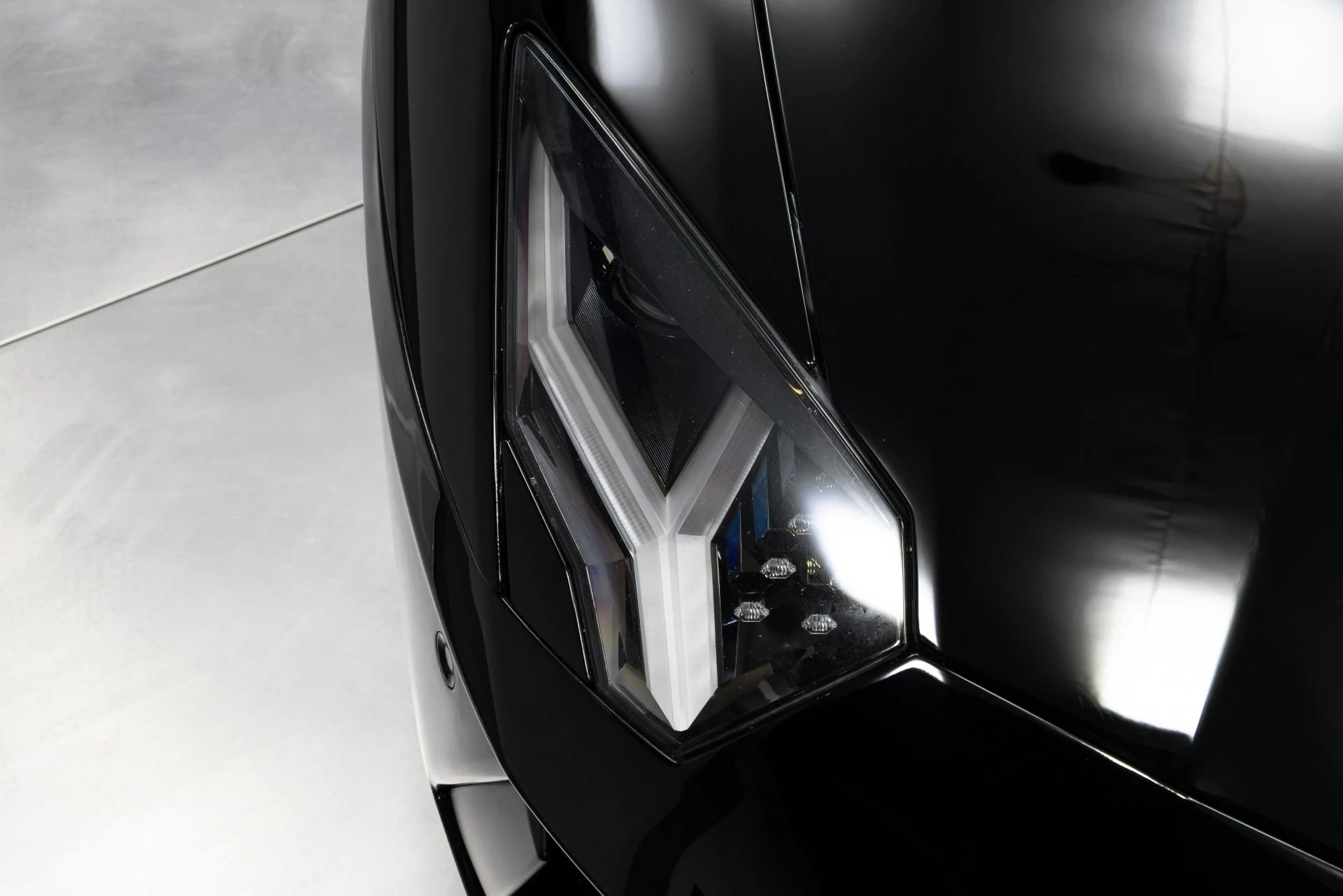 mph039_1848228425_Used_2015_Lamborghini_Aventador_LP_700_4_1770952947_453454ad1e