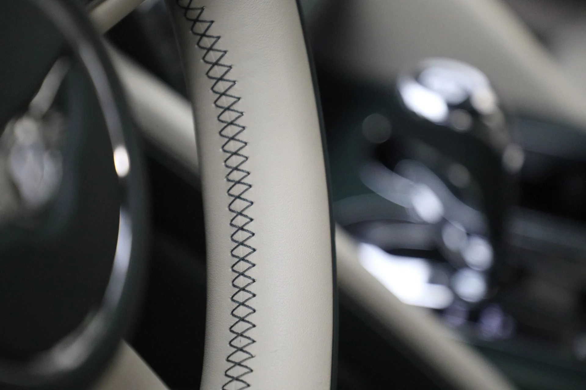 mph039_1892059355_New_2023_Bentley_Bentayga_V8_2f2d3c2b77