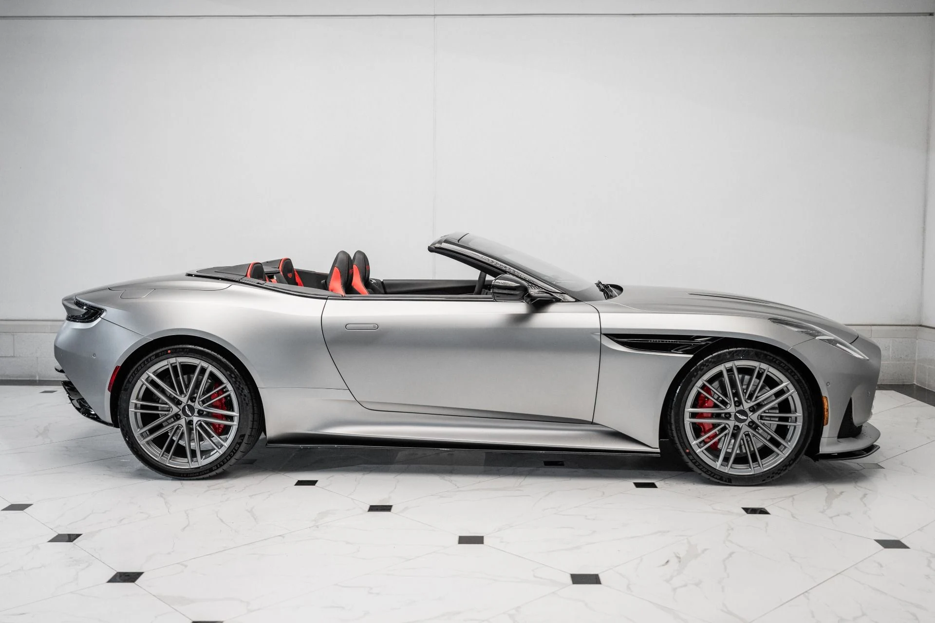 mph039_1946010952_New_2025_Aston_Martin_DB_12_Volante_1735316524_1065ea3e6e