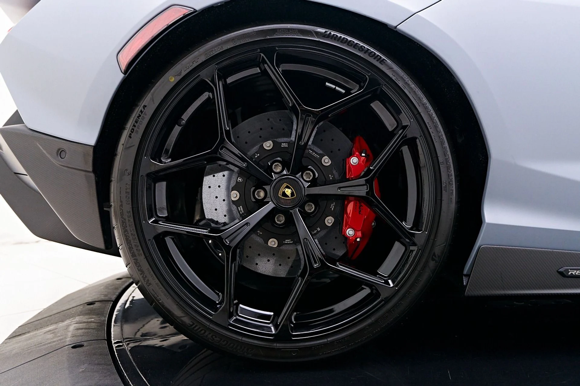 mph039_1960899917_Used_2024_Lamborghini_Revuelto_Base_1732929046_9493fac27f
