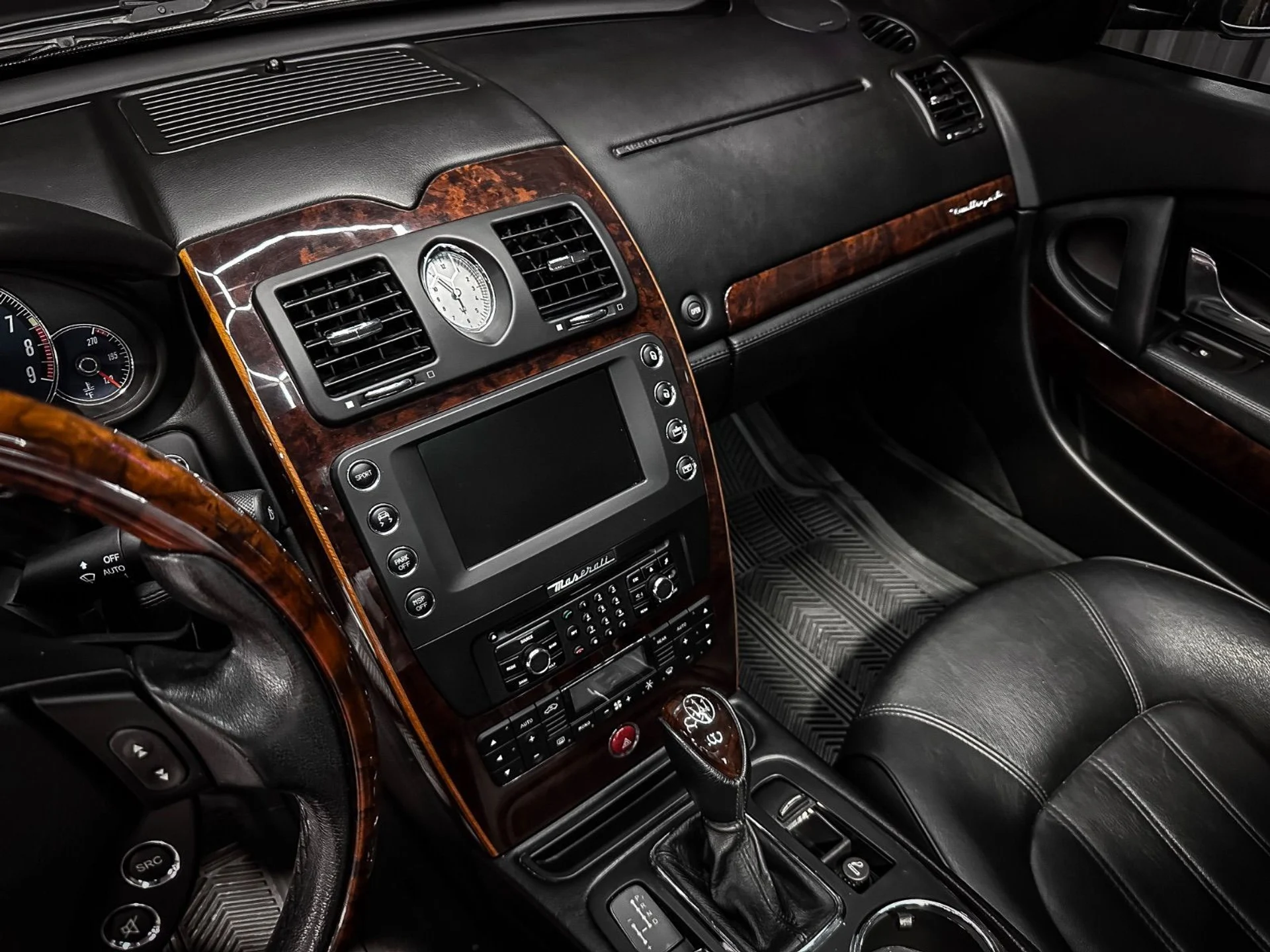 mph039_1981106863_36879351_01226_2011_maserati_quattroporte_026_eb249fe4be