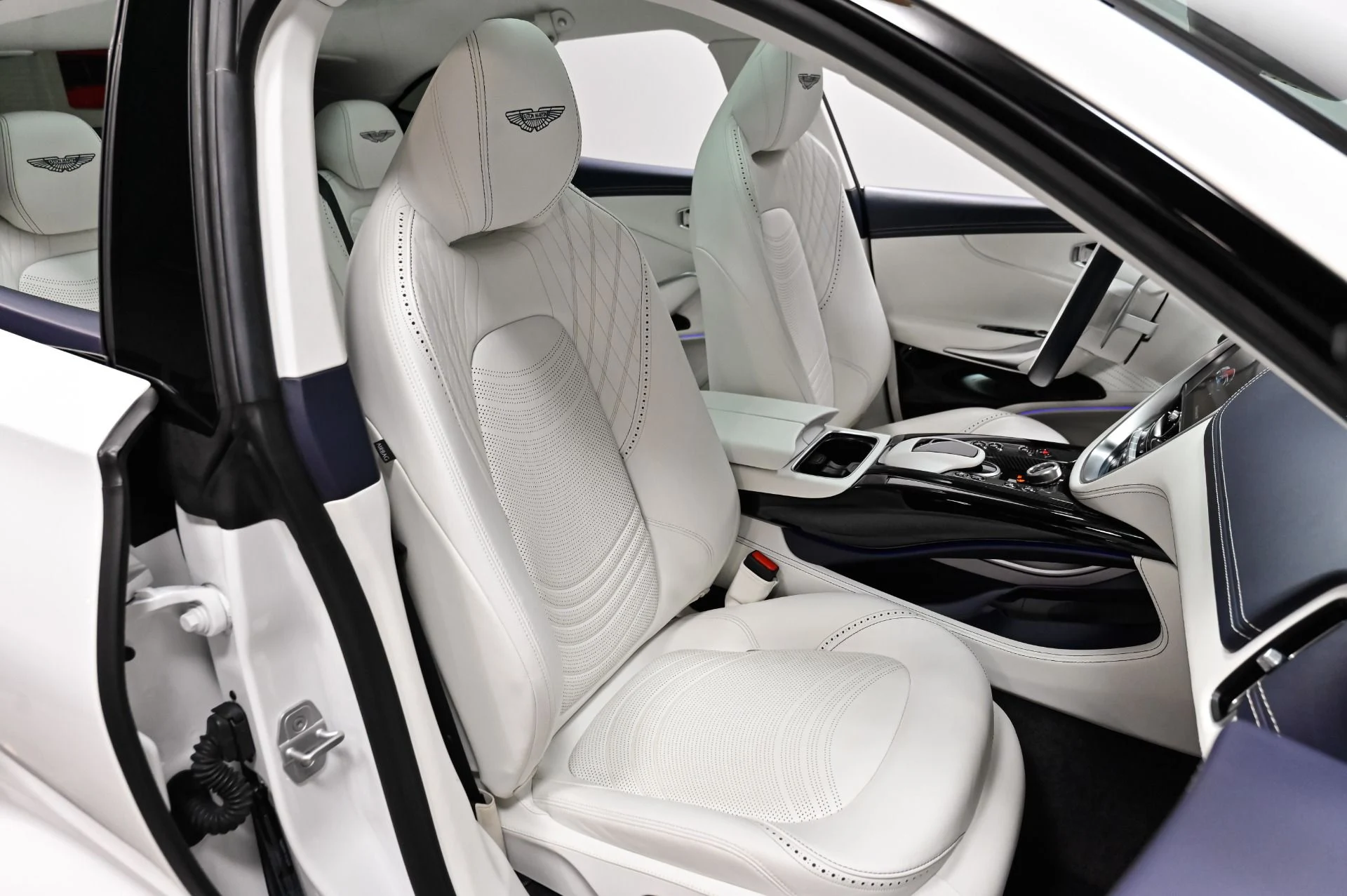 mph039_2022653554_Used_2023_Aston_Martin_DBX_707_1791313494_99b9020865