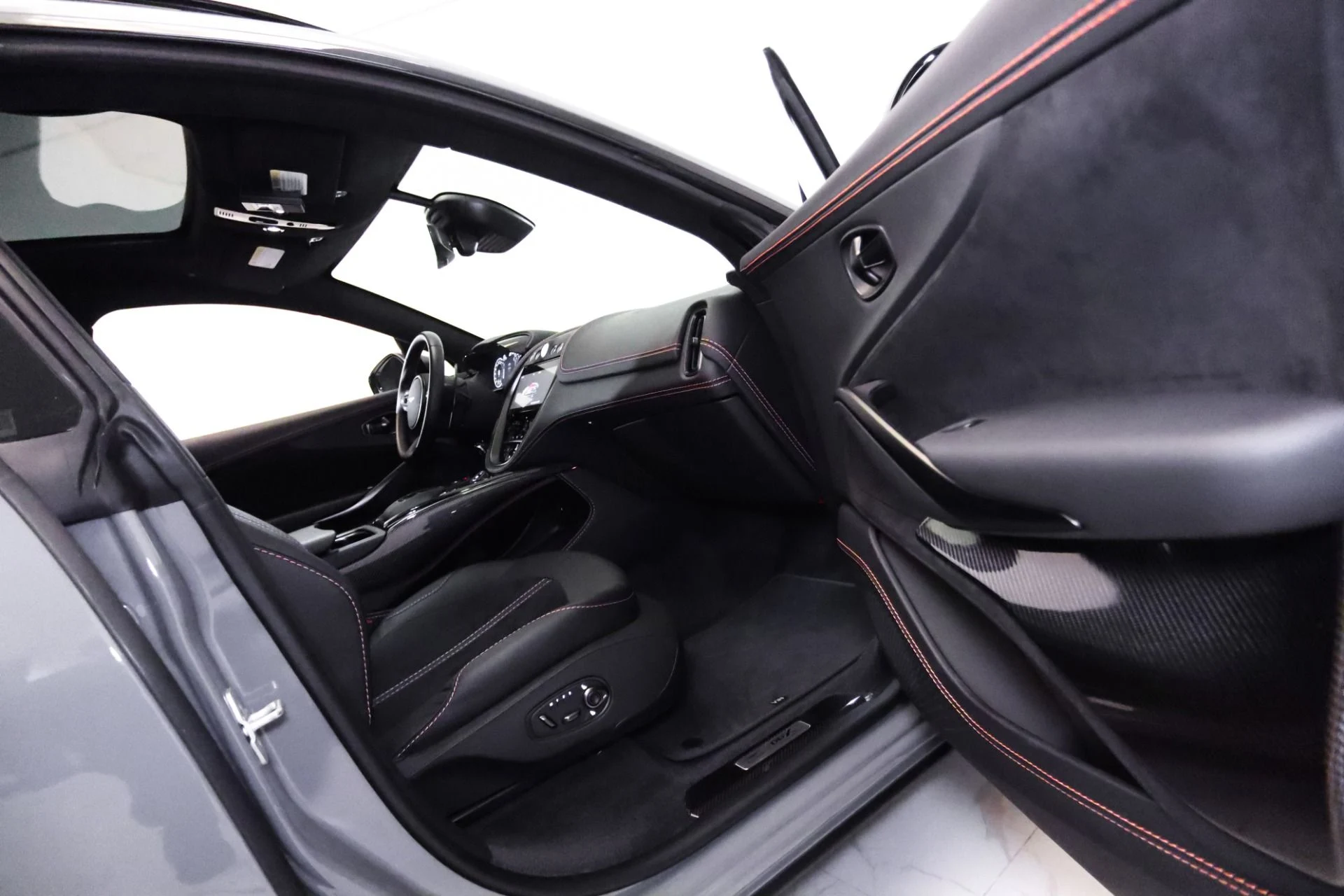 mph039_2084410244_Used_2023_Aston_Martin_DBX_707_1744811574_2dddde6ebd