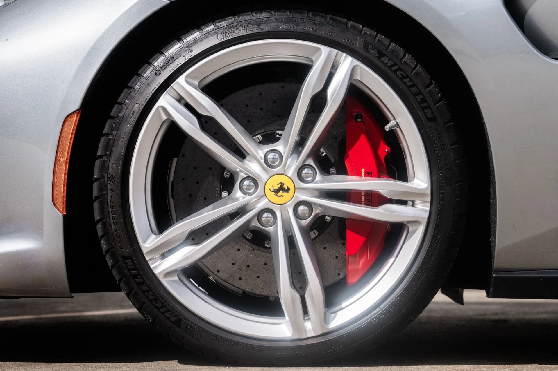 mph039_2095975650_Used_2019_Ferrari_GTC_4_Lusso_1759771823_aab59baca3