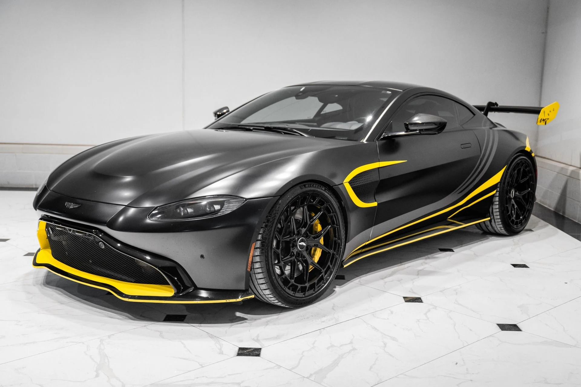 mph039_2119539865_Used_2019_Aston_Martin_Vantage_1765989078_a071ee74ca