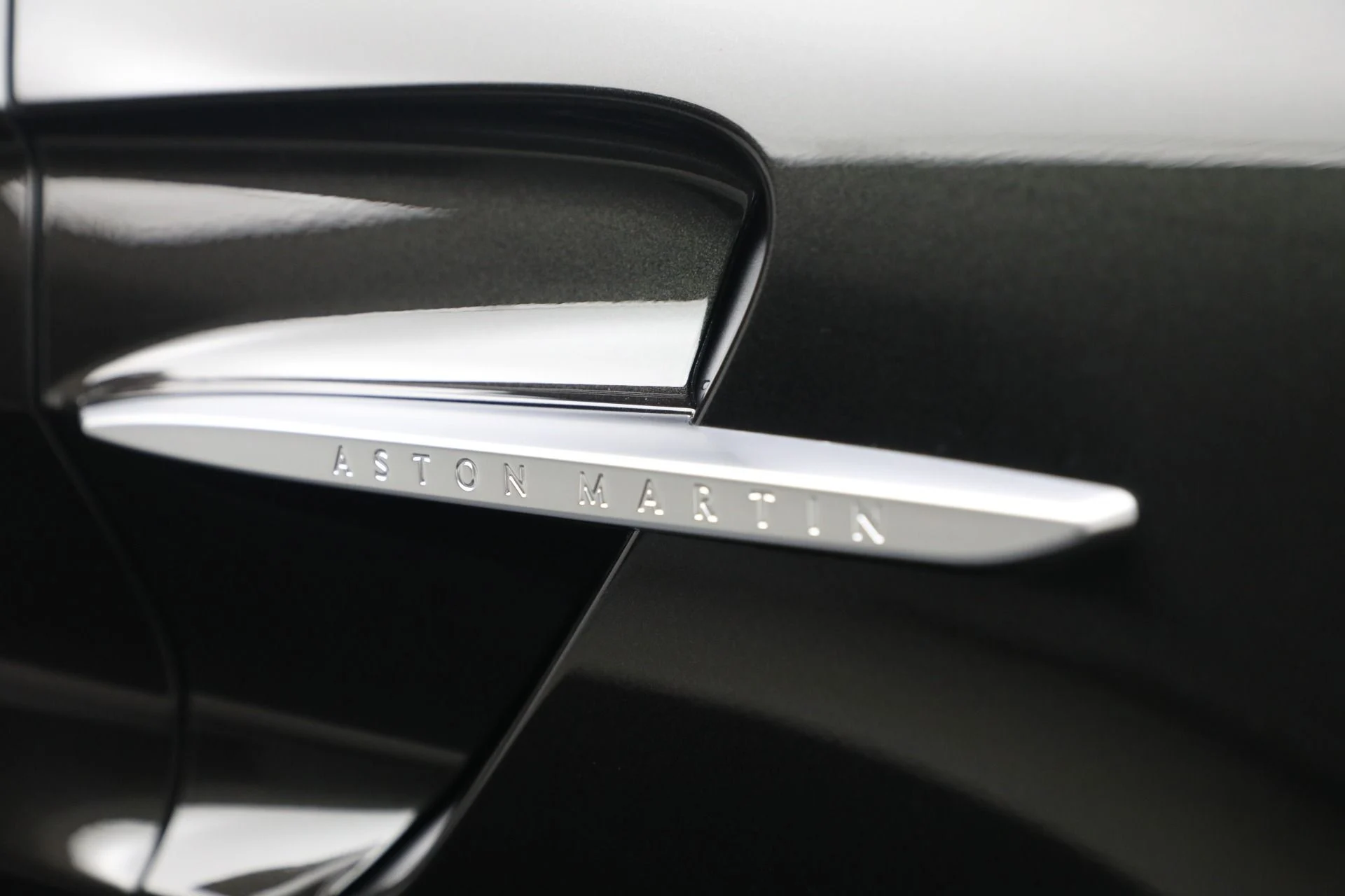 mph039_2150358668_New_2026_Aston_Martin_Vantage_Roadster_1767214554_e29ecbaee5