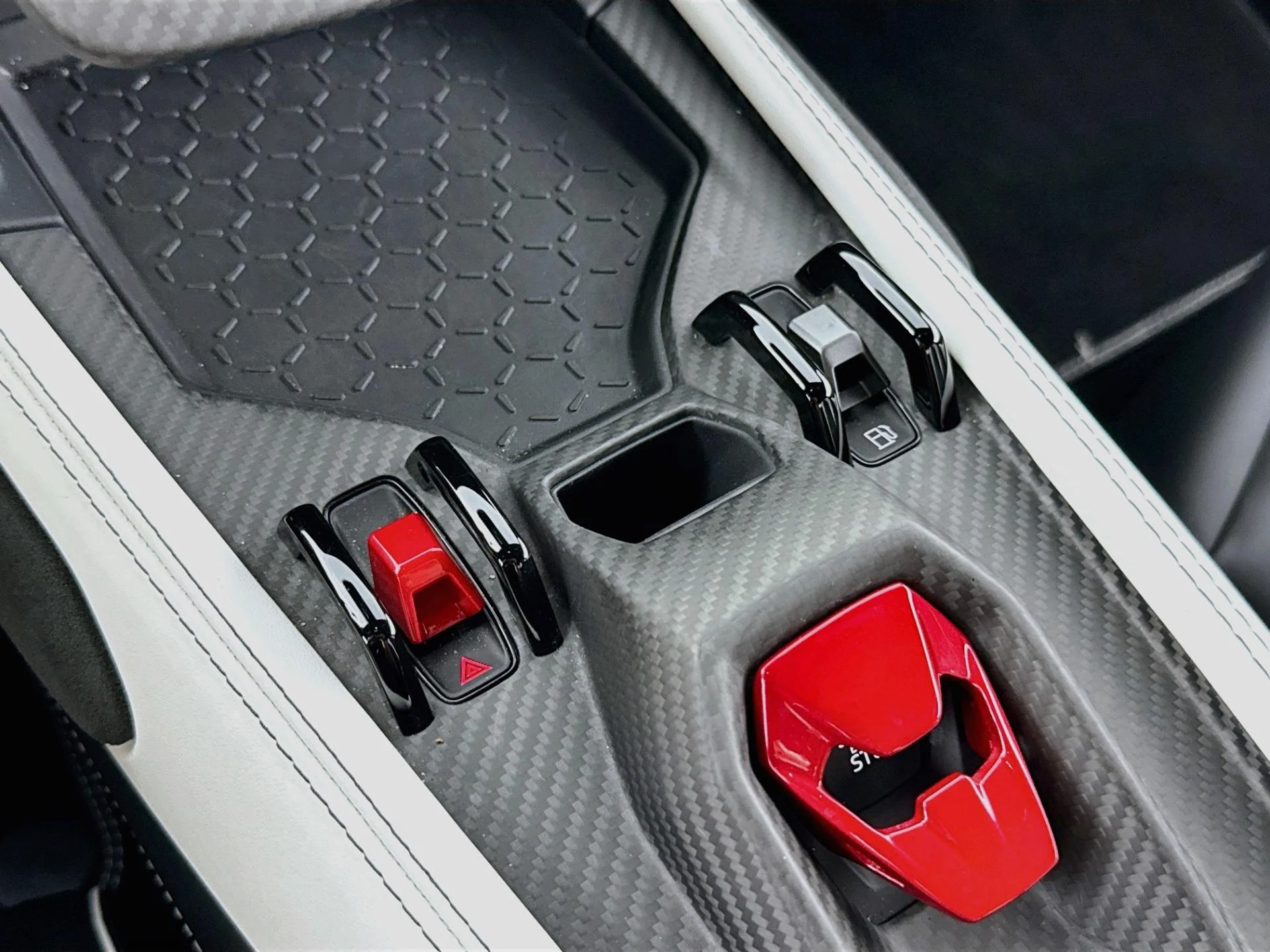 mph039_2152419821_Used_2024_Lamborghini_Revuelto_1787336720_33a7d4a09b