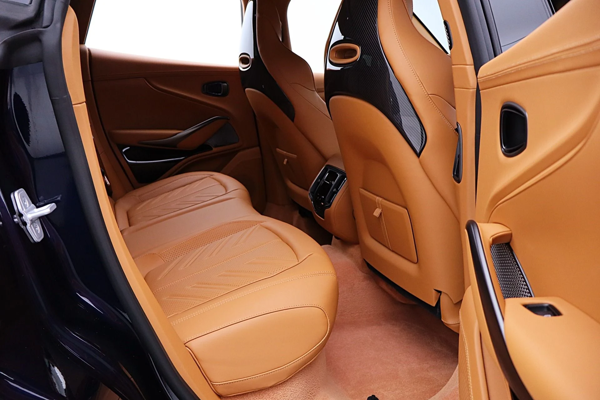 mph039_2191598260_New_2026_Aston_Martin_DBX_S_b0d25e0142
