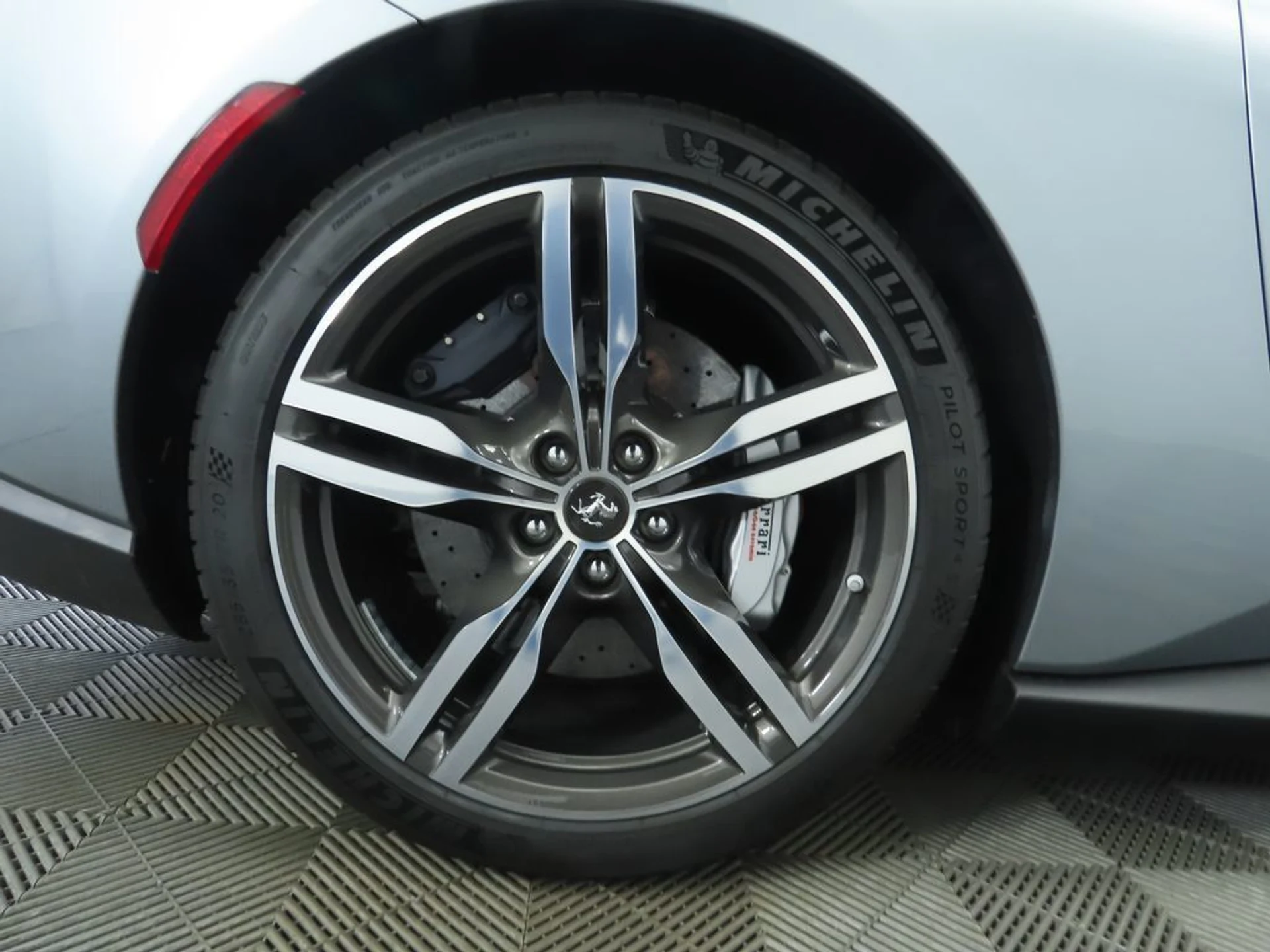 mph039_2199915923_used_2019_ferrari_portofino_base_8119_22954184_40_1024_f2eeb73853