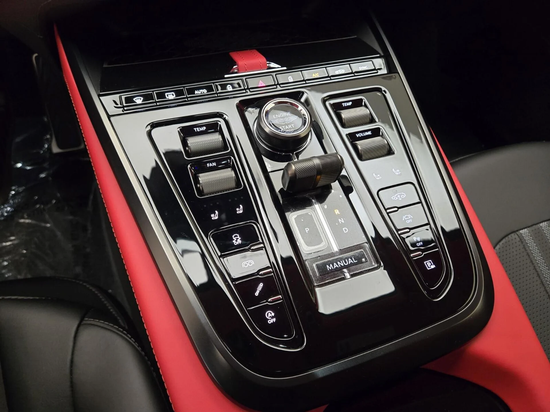 mph039_2204540929_Used_2025_Aston_Martin_DBX_707_1762583652_eb84561dc9