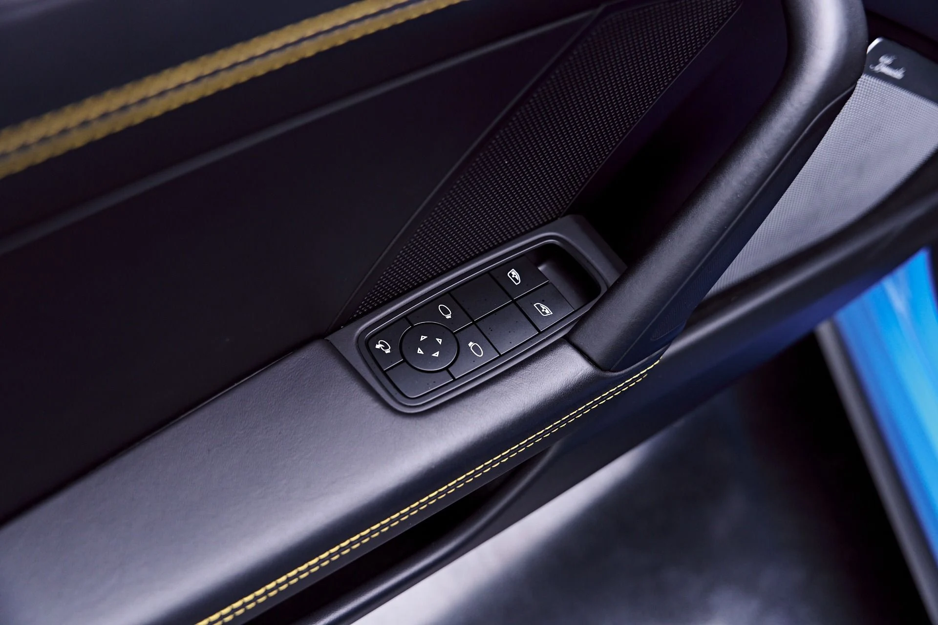 mph039_2243373909_Used_2023_Porsche_911_Turbo_S_1777508504_9a6a271442