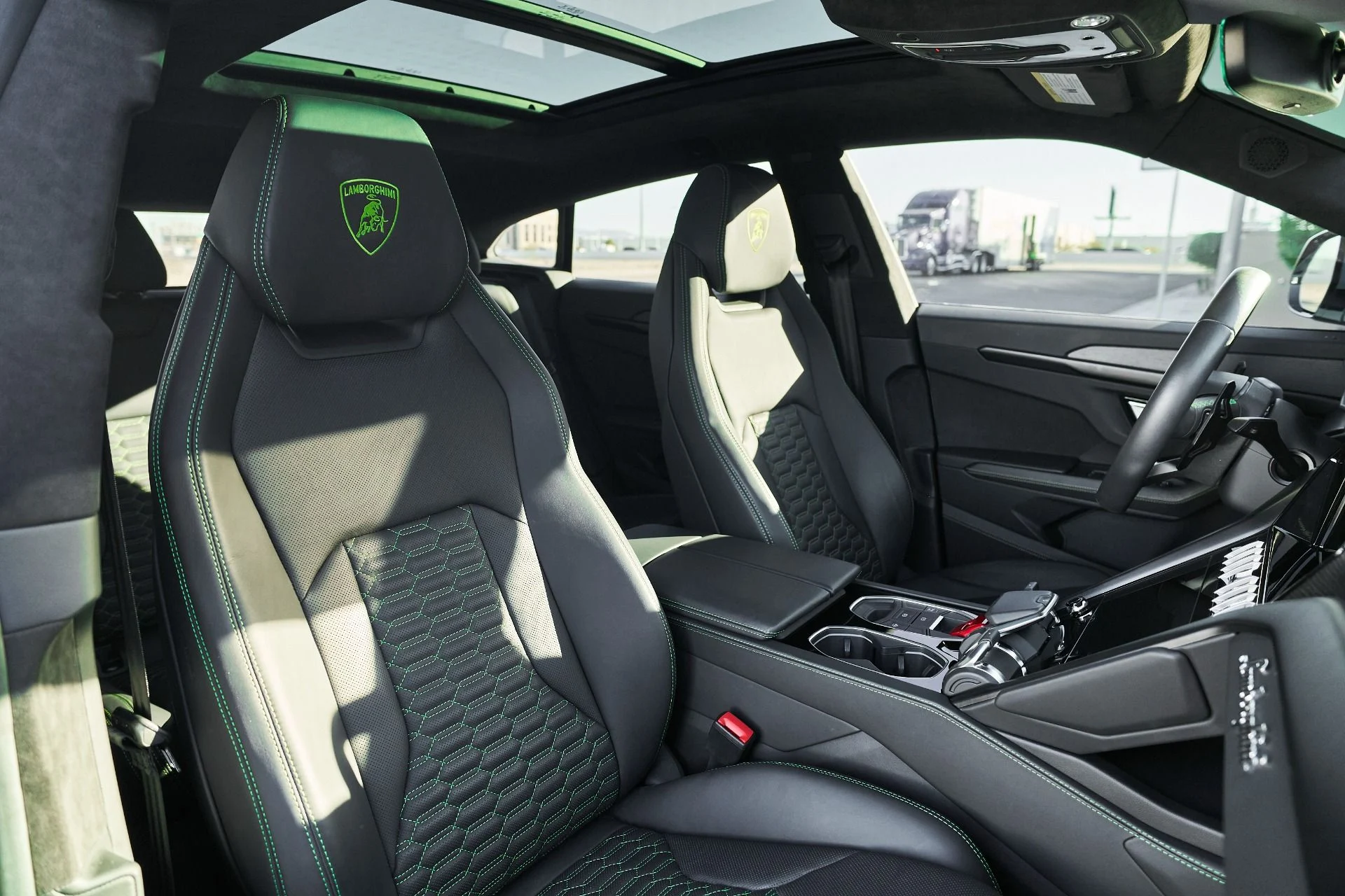 mph039_2267766408_Used_2021_Lamborghini_Urus_1765854509_d0b38c54fc