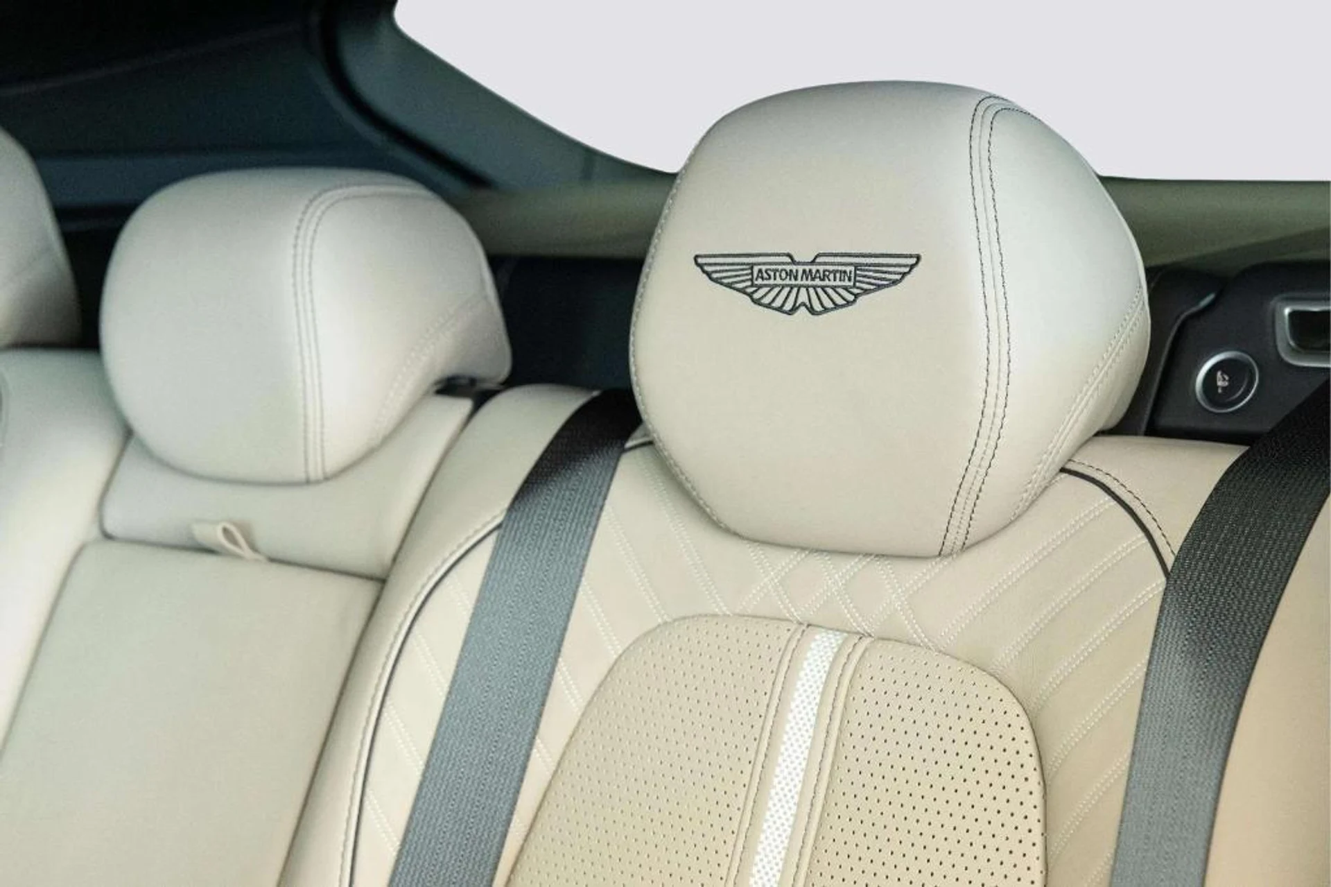 mph039_2270305403_OYO_Km_YN_Ad_Q9_Kmikkl1u_RHI_8c_H_4_d4aedd286f