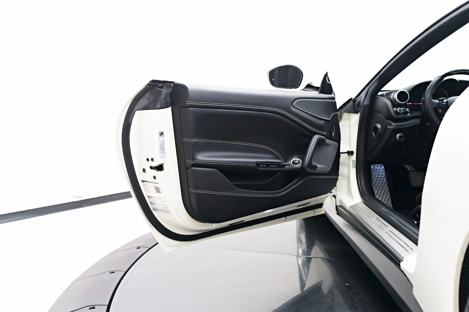 mph039_2300943360_Used_2019_Ferrari_GTC_4_Lusso_T_1758850867_0942c41ff6