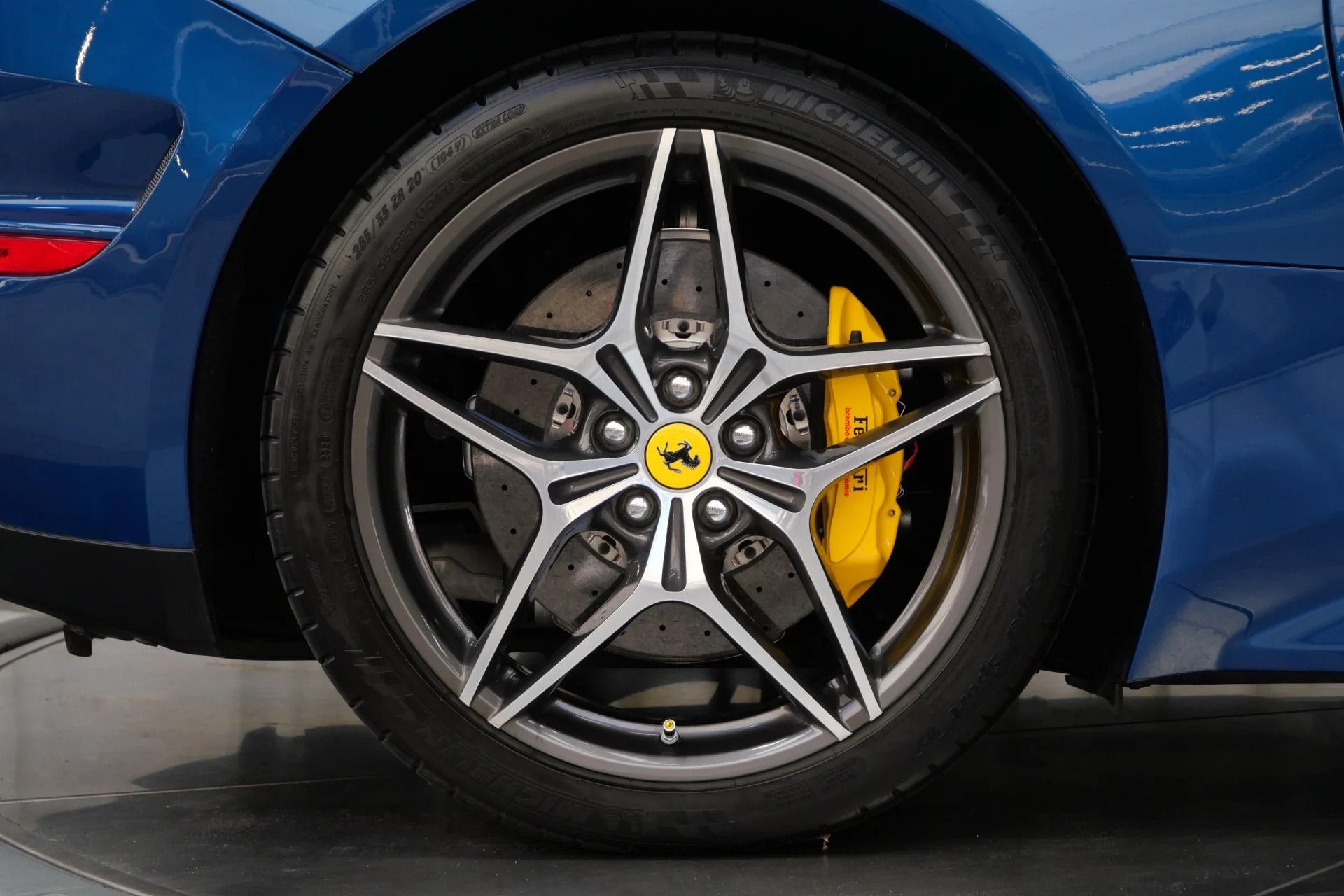 mph039_2302995948_Used_2017_Ferrari_California_T_1759252098_860bbebdc0