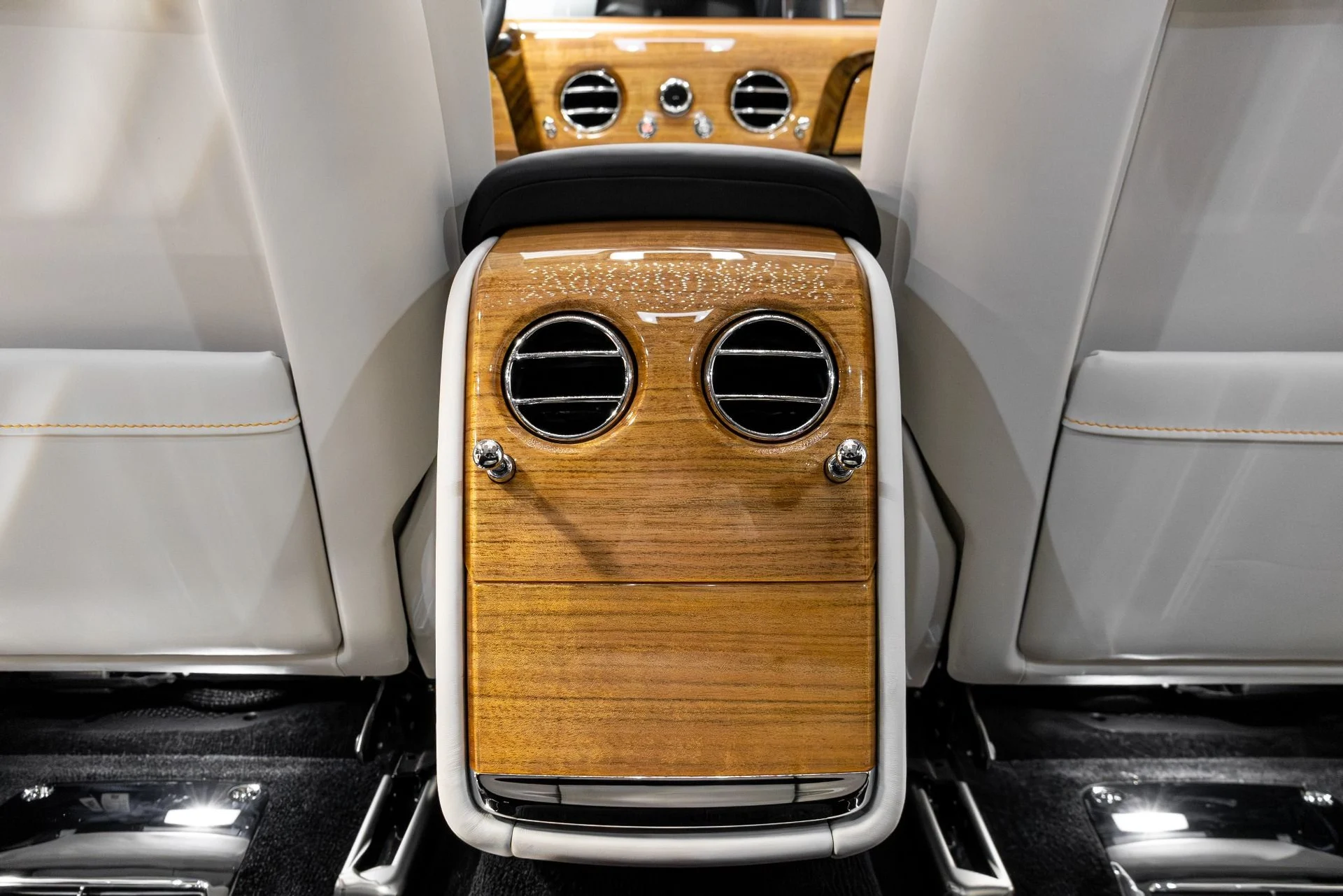 mph039_2323143562_Used_2019_Rolls_Royce_Phantom_1770350910_b5c5e4a715