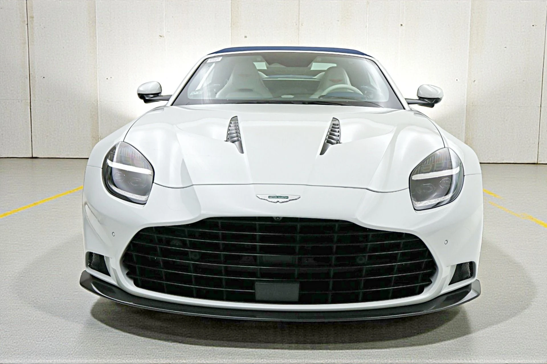 mph039_2333946276_New_2026_Aston_Martin_Vanquish_Volante_2a0499988b