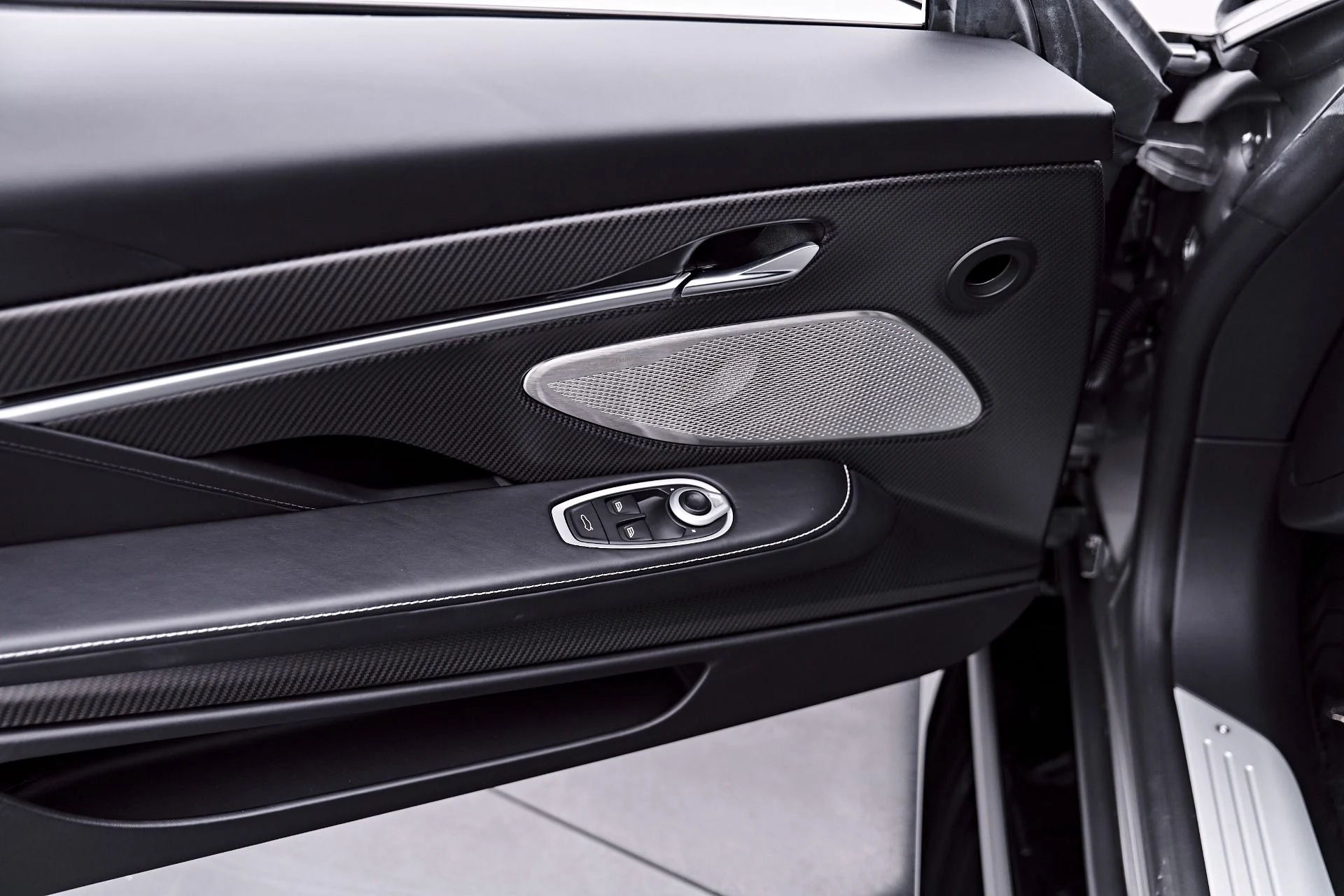 mph039_2336087783_Used_2025_Aston_Martin_Vanquish_V12_1786045833_1865d43fb9