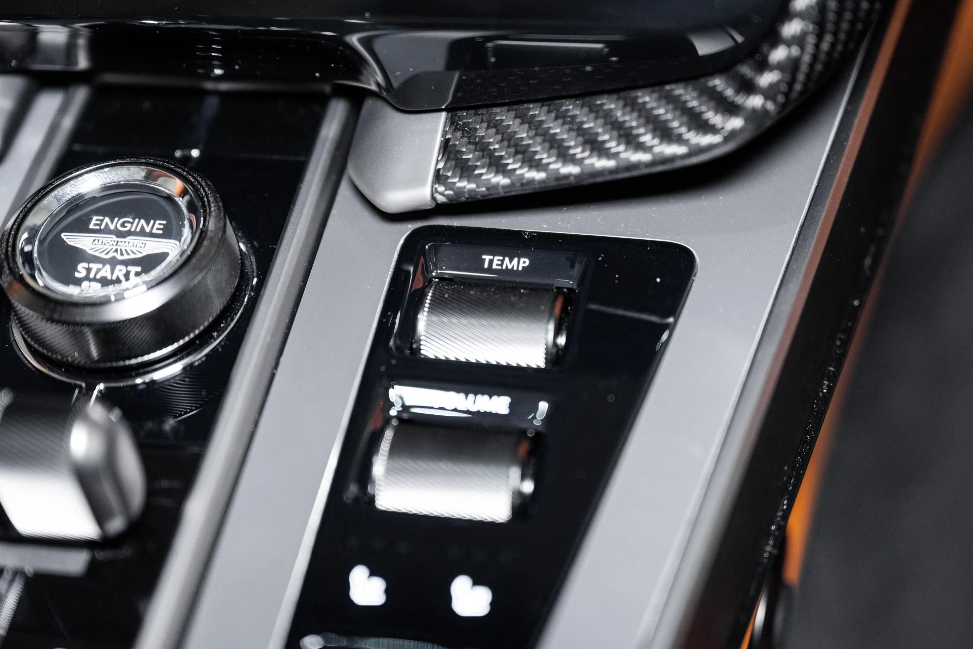 mph039_2355562618_Used_2025_Aston_Martin_Vanquish_1751745767_514b8a2331