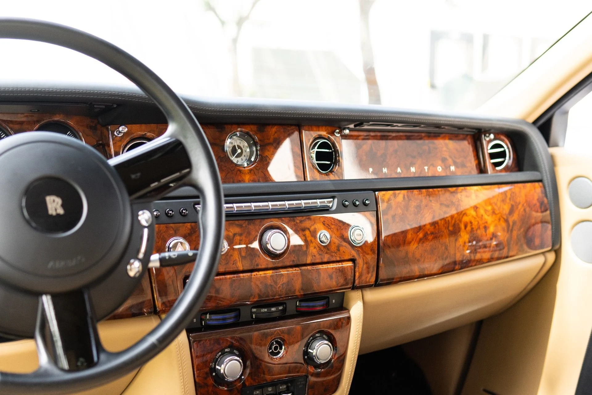 mph039_2391341184_Used_2015_Rolls_Royce_Phantom_1779983365_770e8d6881