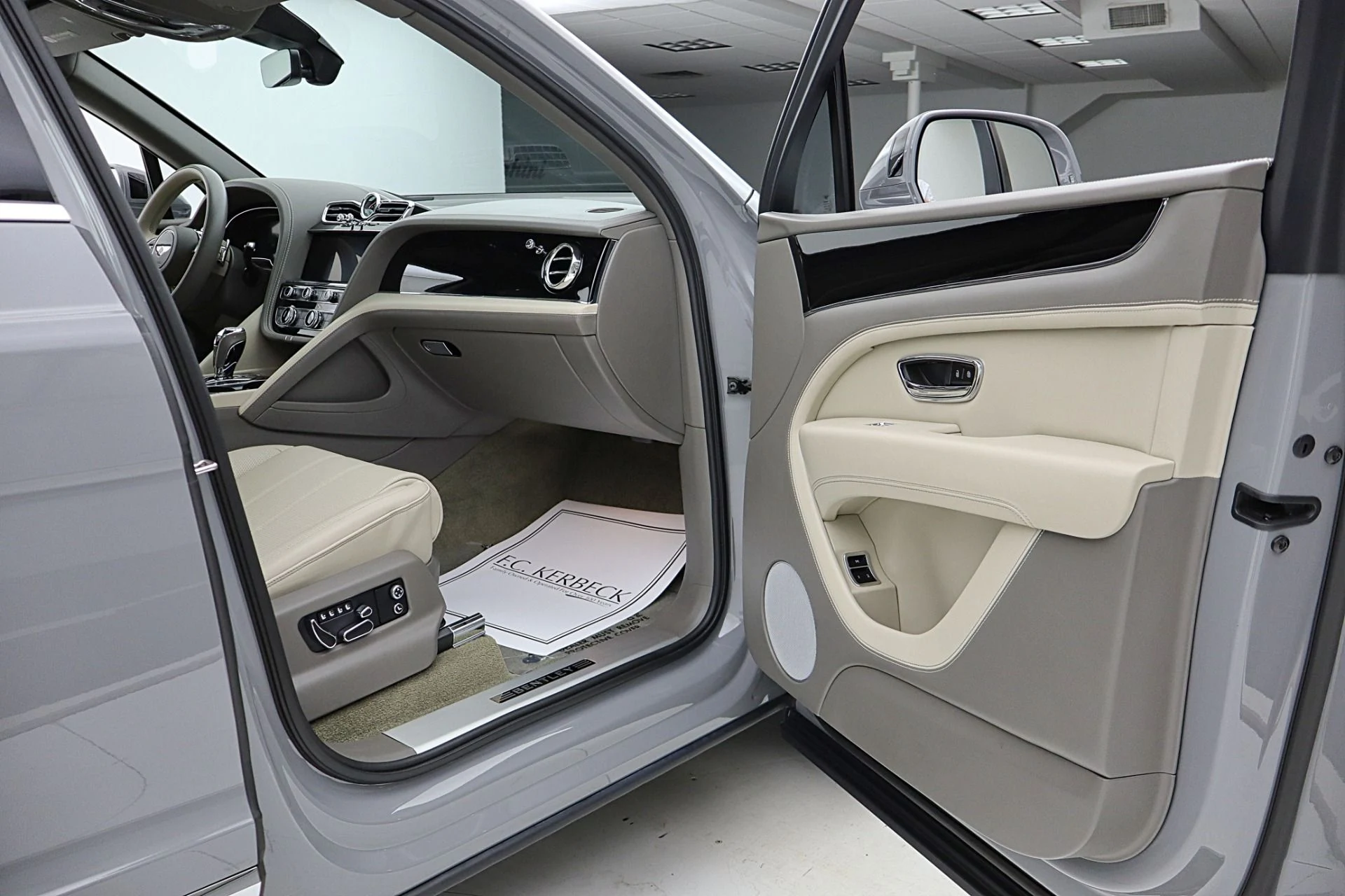 mph039_2401495349_Used_2024_Bentley_Bentayga_EWB_V8_LEASE_OPTIONS_AVAILABLE_370414da11