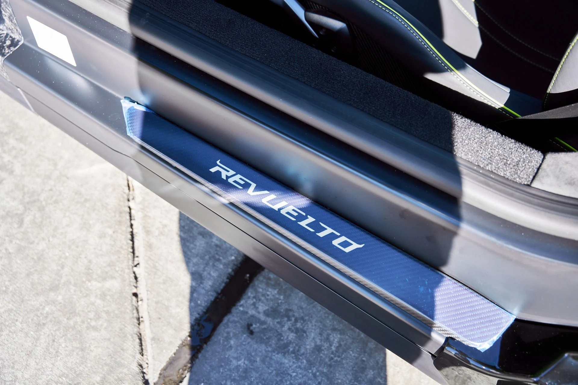 mph039_2410832894_Used_2025_Lamborghini_Revuelto_Base_1769824562_264c293a2d