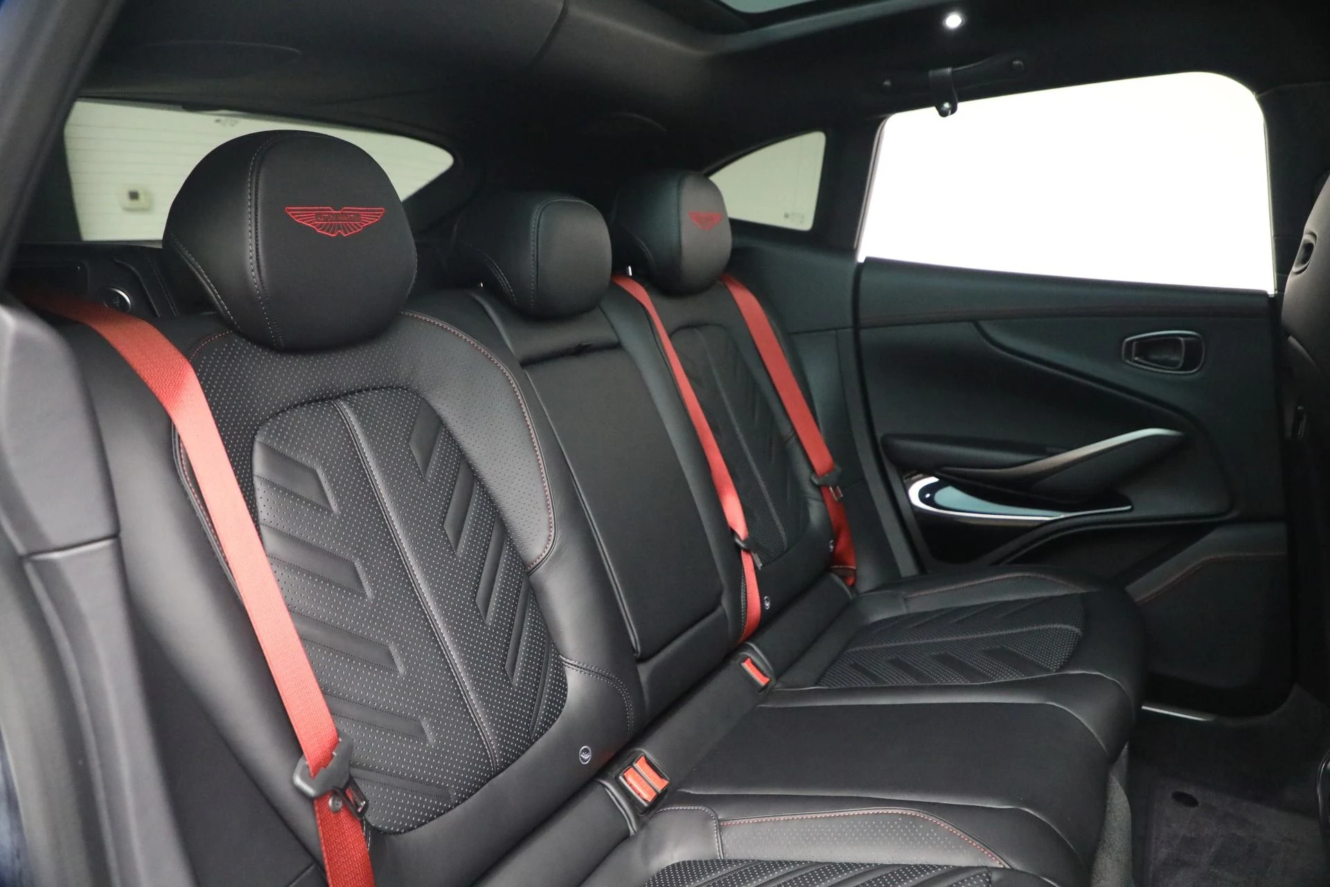 mph039_2414092865_New_2026_Aston_Martin_DBX_S_1775590568_6eddb9443c