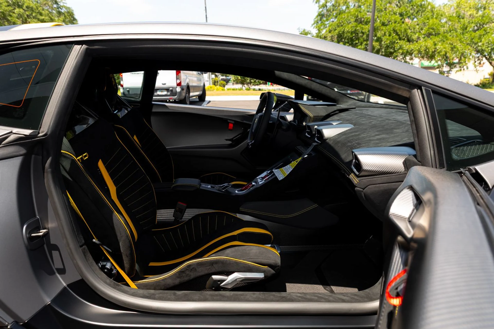 mph039_2414621757_Used_2024_Lamborghini_Huracan_STO_8eb69dfae6