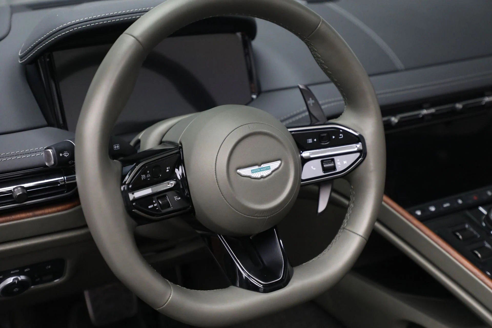 mph039_2416210856_New_2024_Aston_Martin_DB_12_Volante_7fc38ebe91