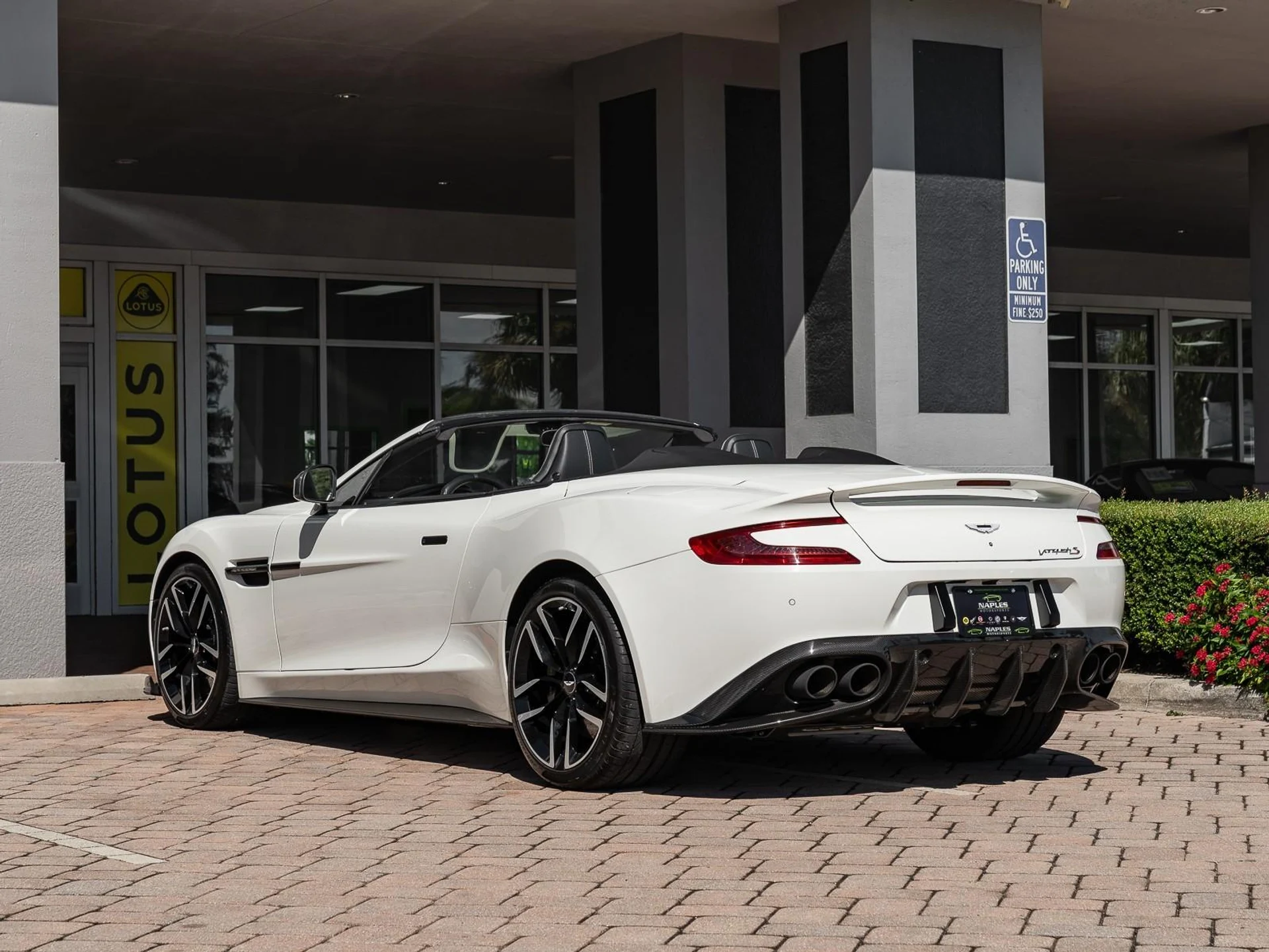 mph039_2453827018_Used_2018_Aston_Martin_Vanquish_S_1759353701_2a6d04c905
