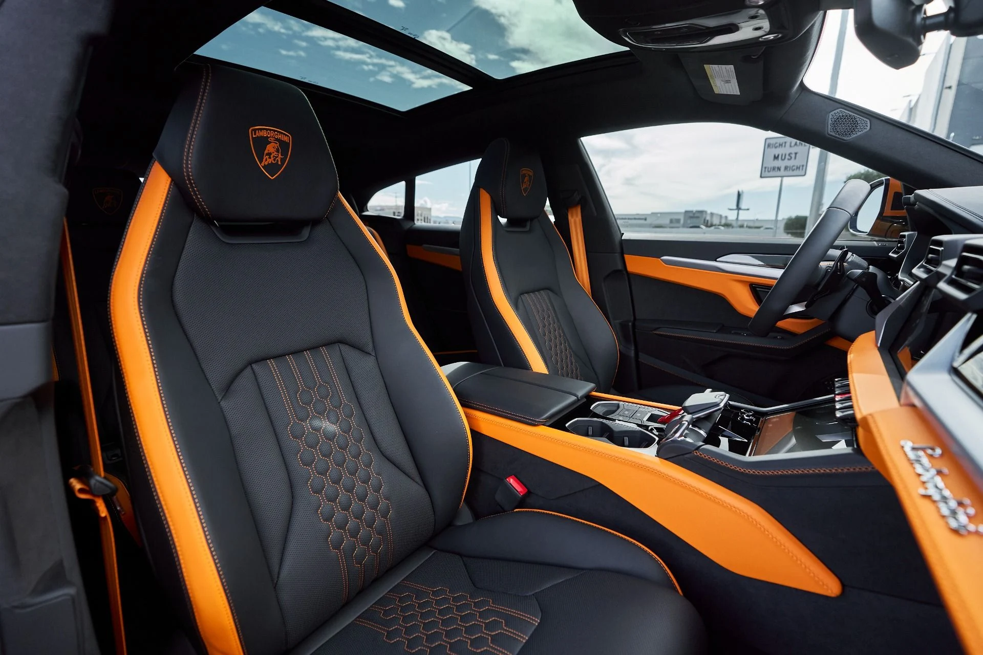 mph039_2457313854_Used_2025_Lamborghini_Urus_SE_1763677038_9fae8ea1e4