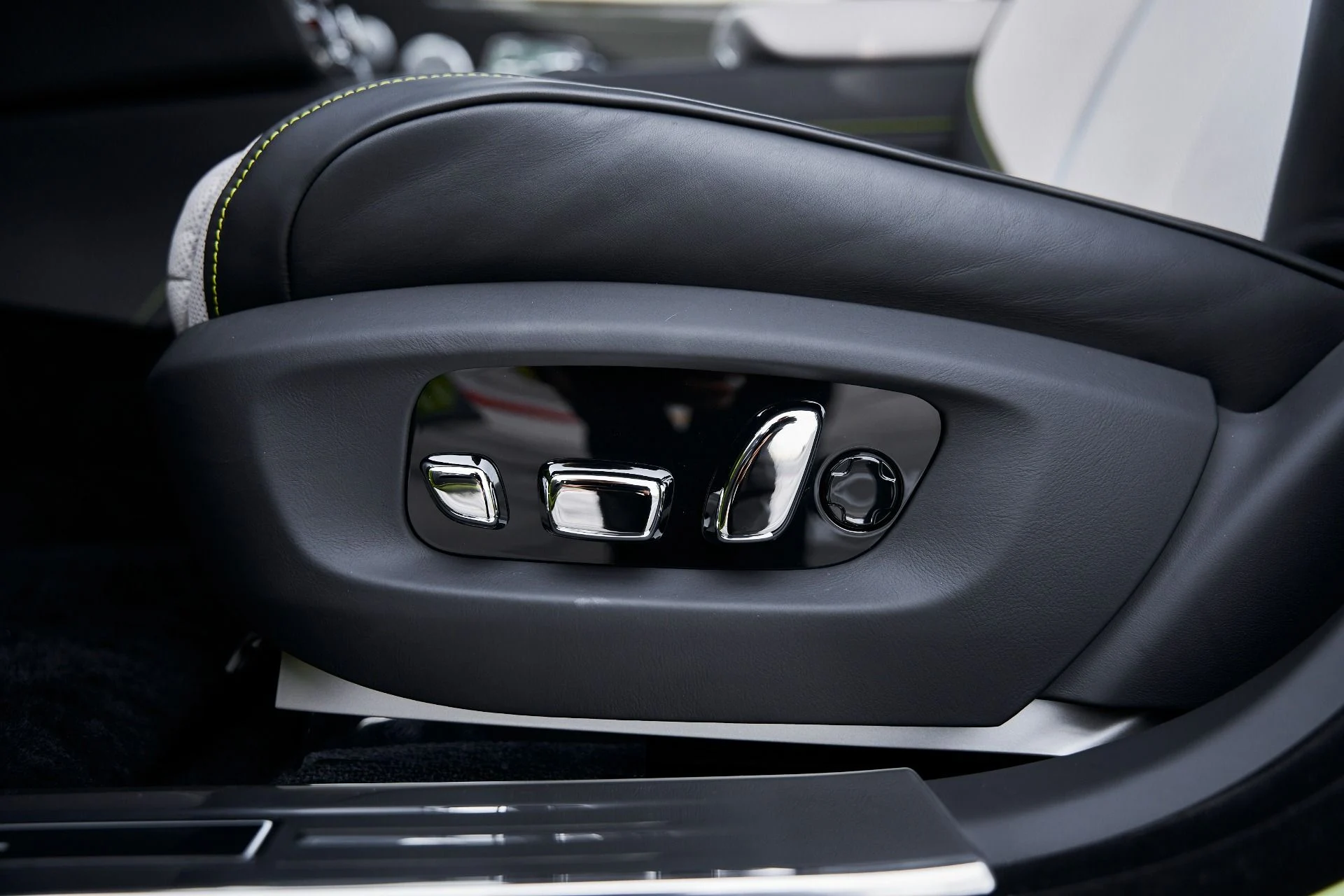 mph039_2467296727_Used_2025_Rolls_Royce_Ghost_Black_Badge_1769049518_5e28ab8495