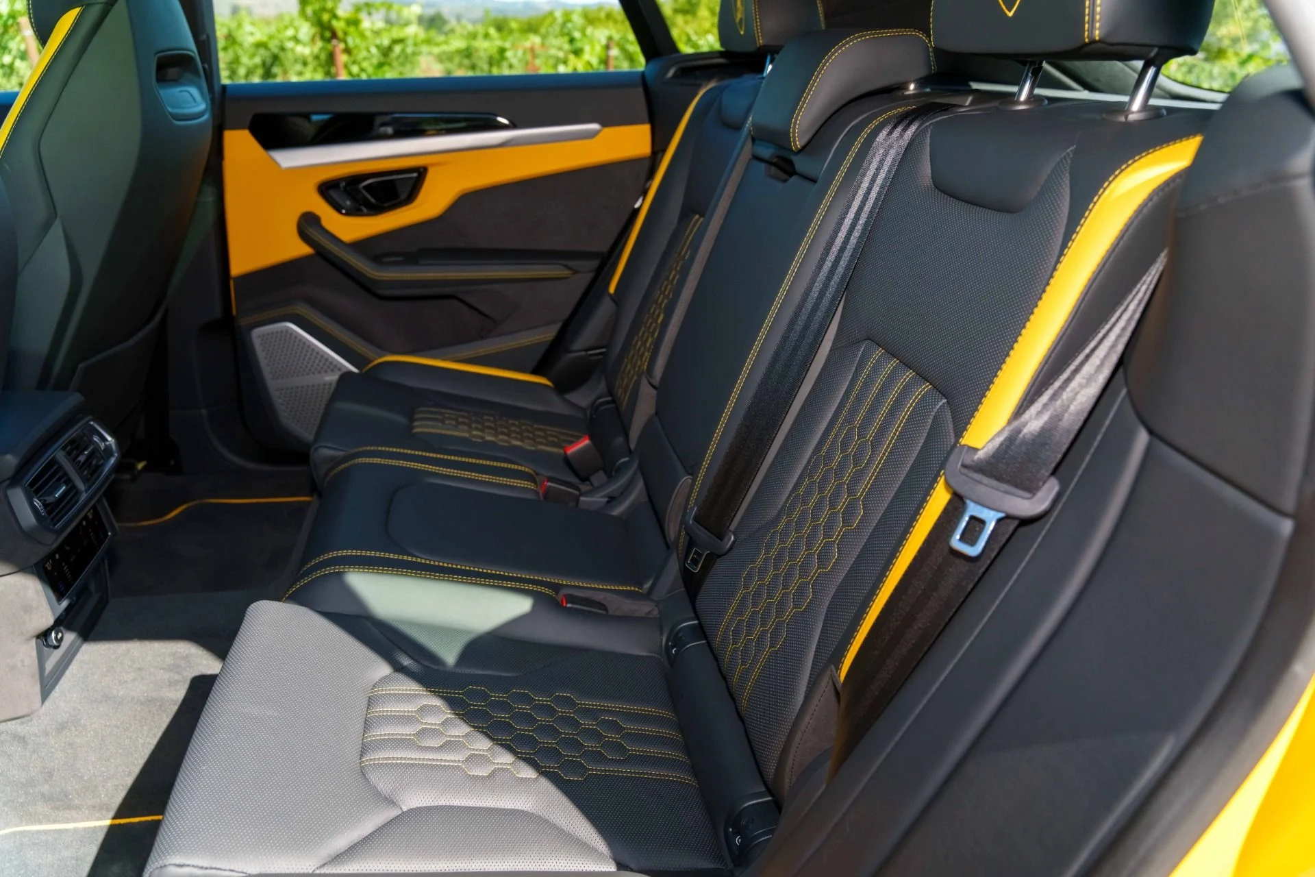 mph039_2502090846_Used_2025_Lamborghini_Urus_SE_1759793249_82ce439100