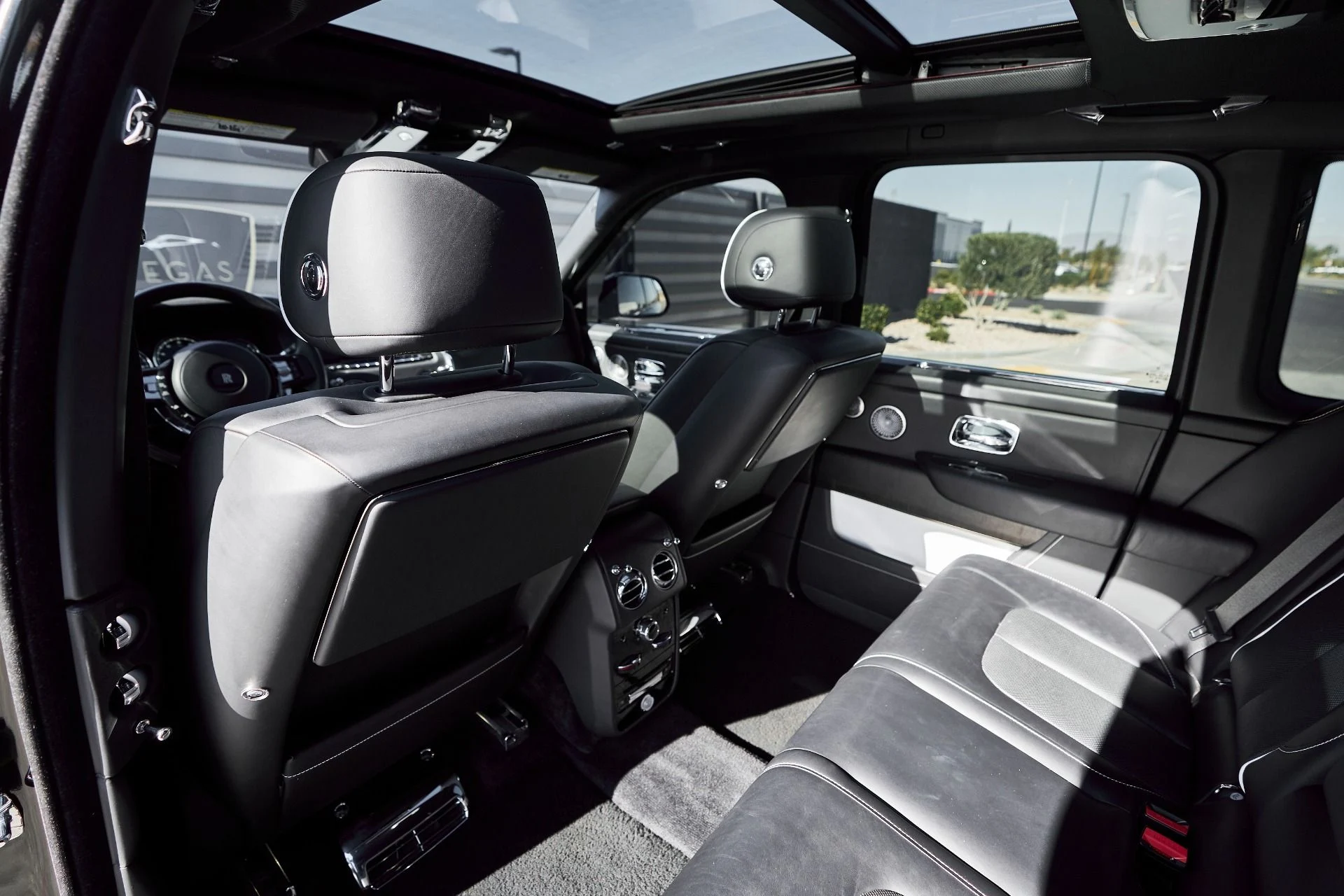 mph039_2507553179_Used_2019_Rolls_Royce_Cullinan_Base_1767201703_cde21fa754