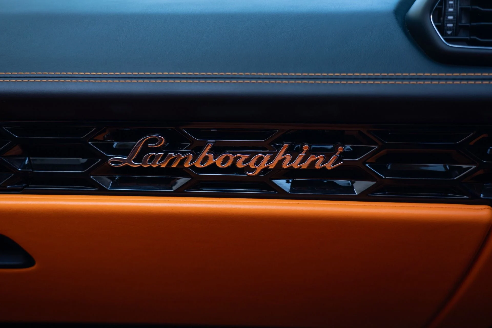 mph039_2549355595_Used_2024_Lamborghini_Huracan_EVO_Spyder_1757527021_ca77687bcb