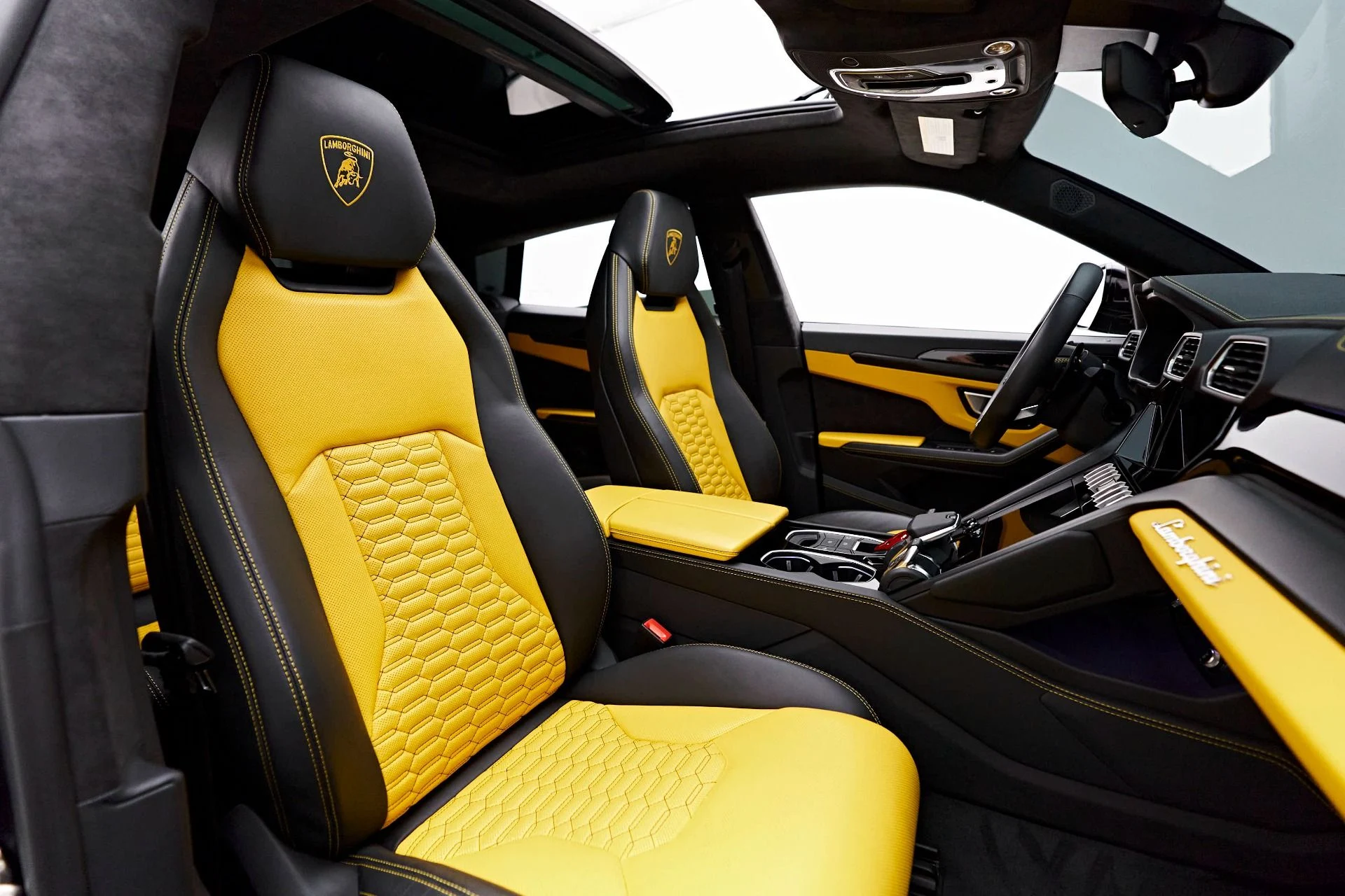mph039_2551542106_Used_2022_Lamborghini_Urus_1714440387_01a5781b6a