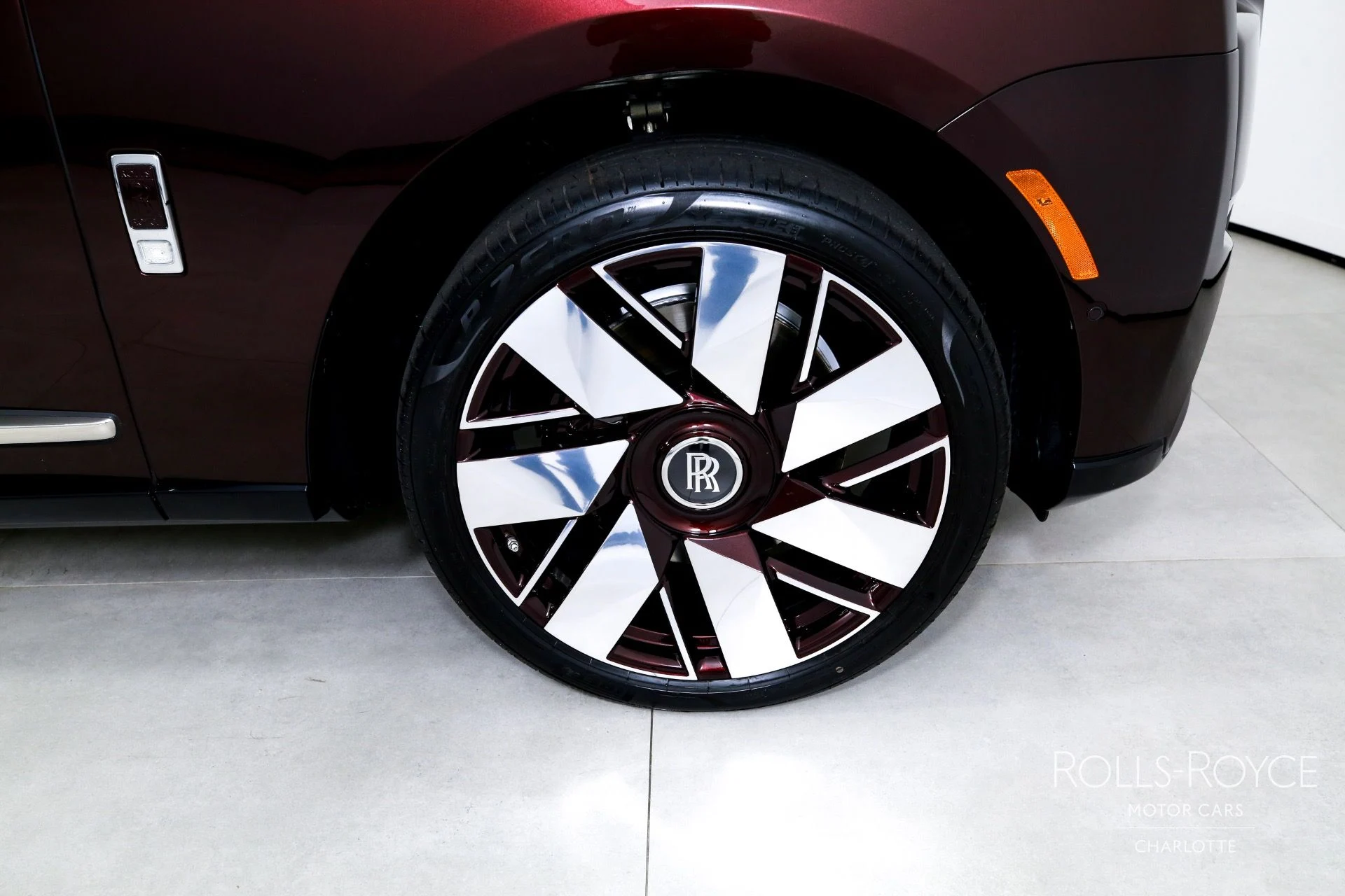 mph039_2553980743_Used_2025_Rolls_Royce_Cullinan_1757716745_3bc3e0f27a