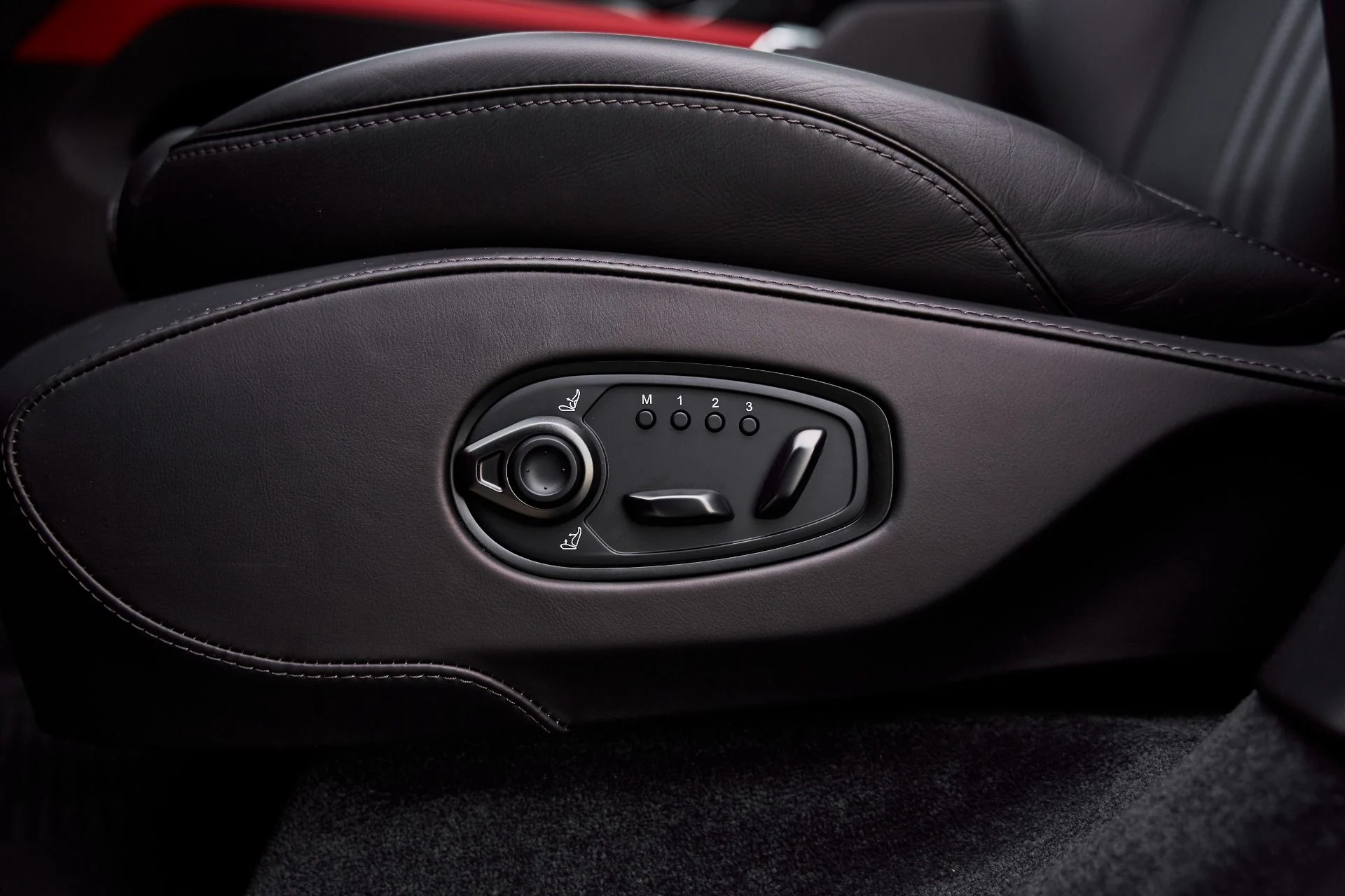 mph039_2555507258_Used_2025_Aston_Martin_DBX_707_1766785347_c49389a9e4