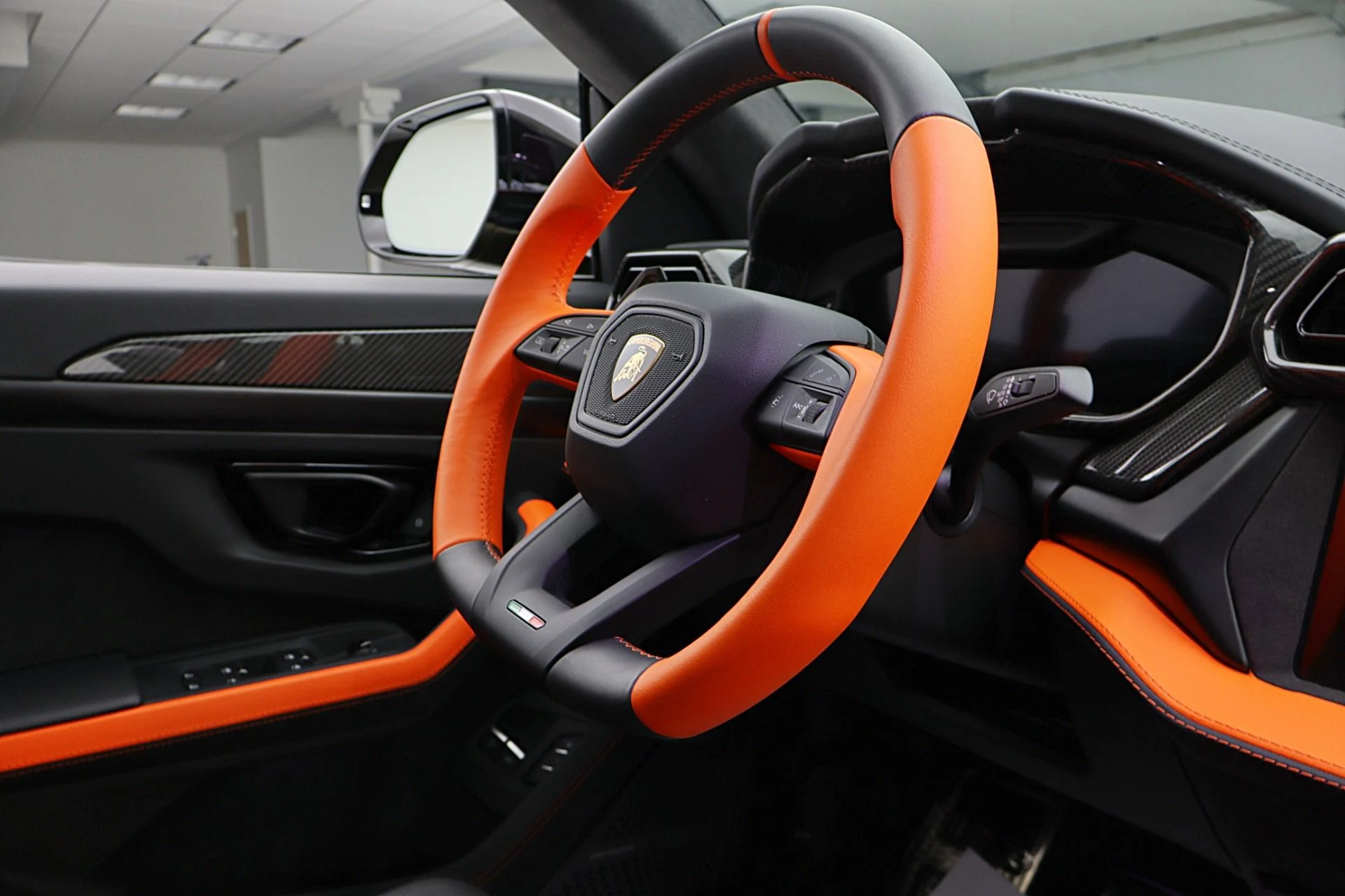 mph039_2575566771_Used_2026_Lamborghini_Urus_SE_71bb4572b5