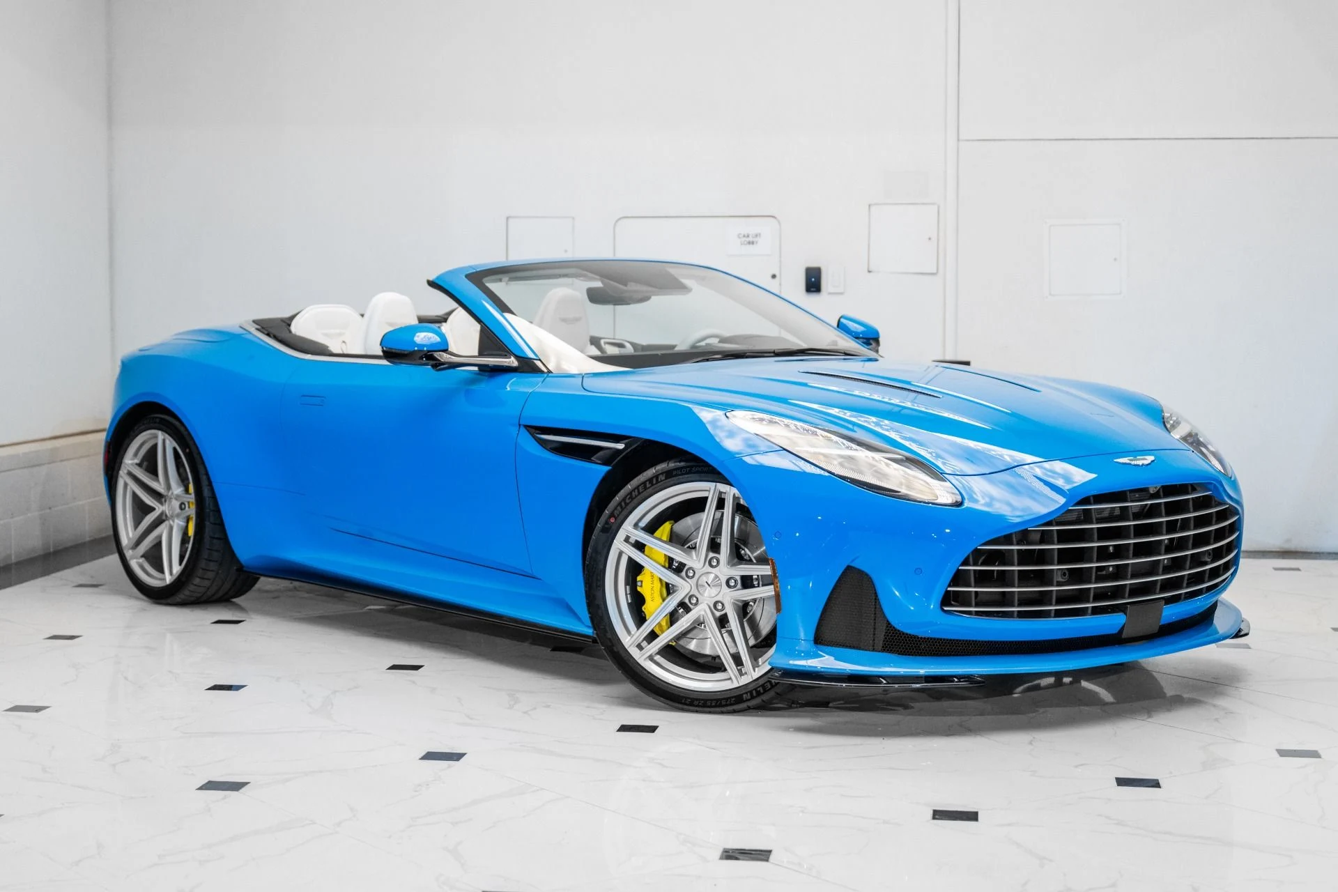 mph039_2595530880_Used_2025_Aston_Martin_DB_12_Volante_1741214270_d8786cac6b