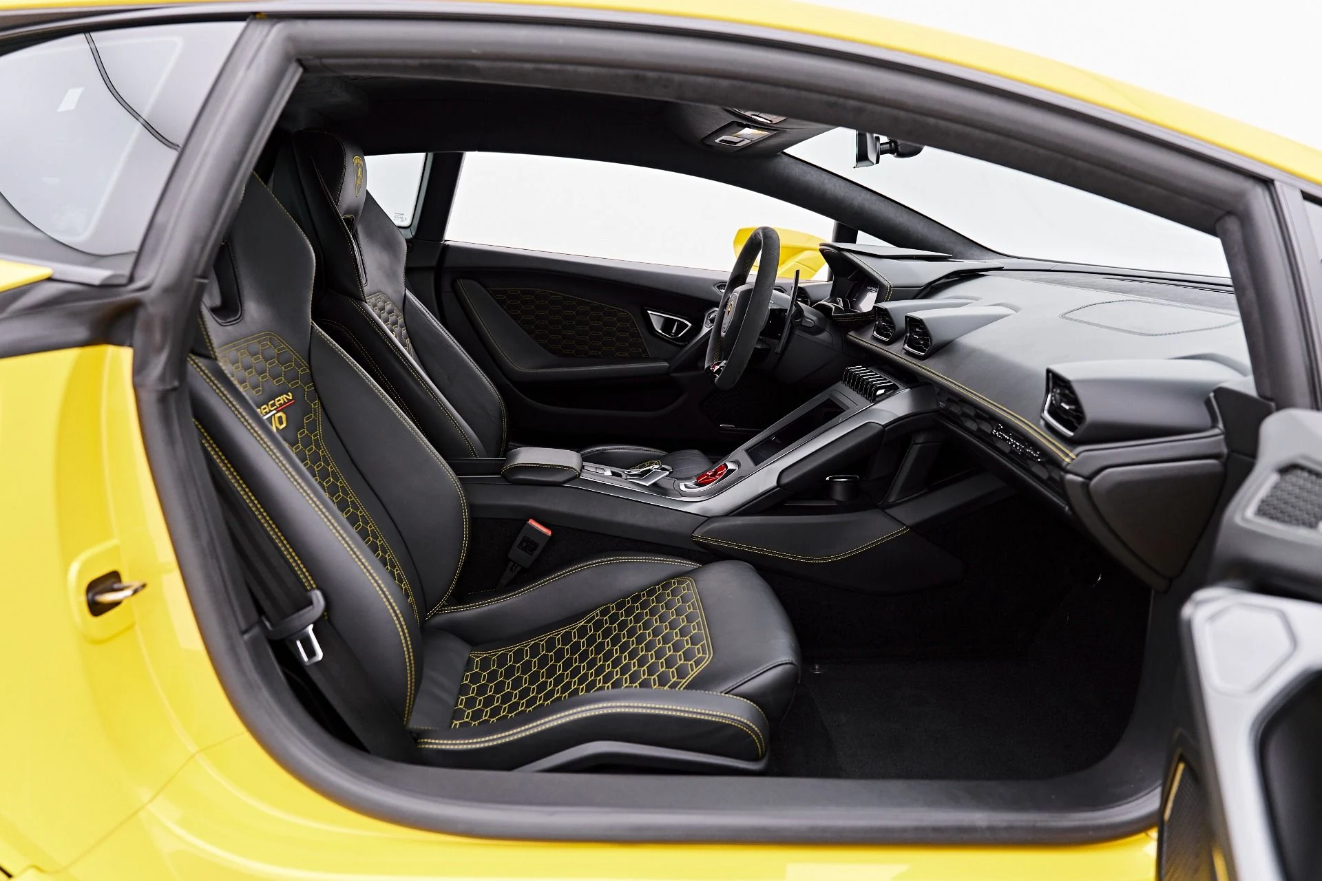 mph039_2608826638_Used_2022_Lamborghini_Huracan_EVO_Base_1787357860_880bd5dc3c