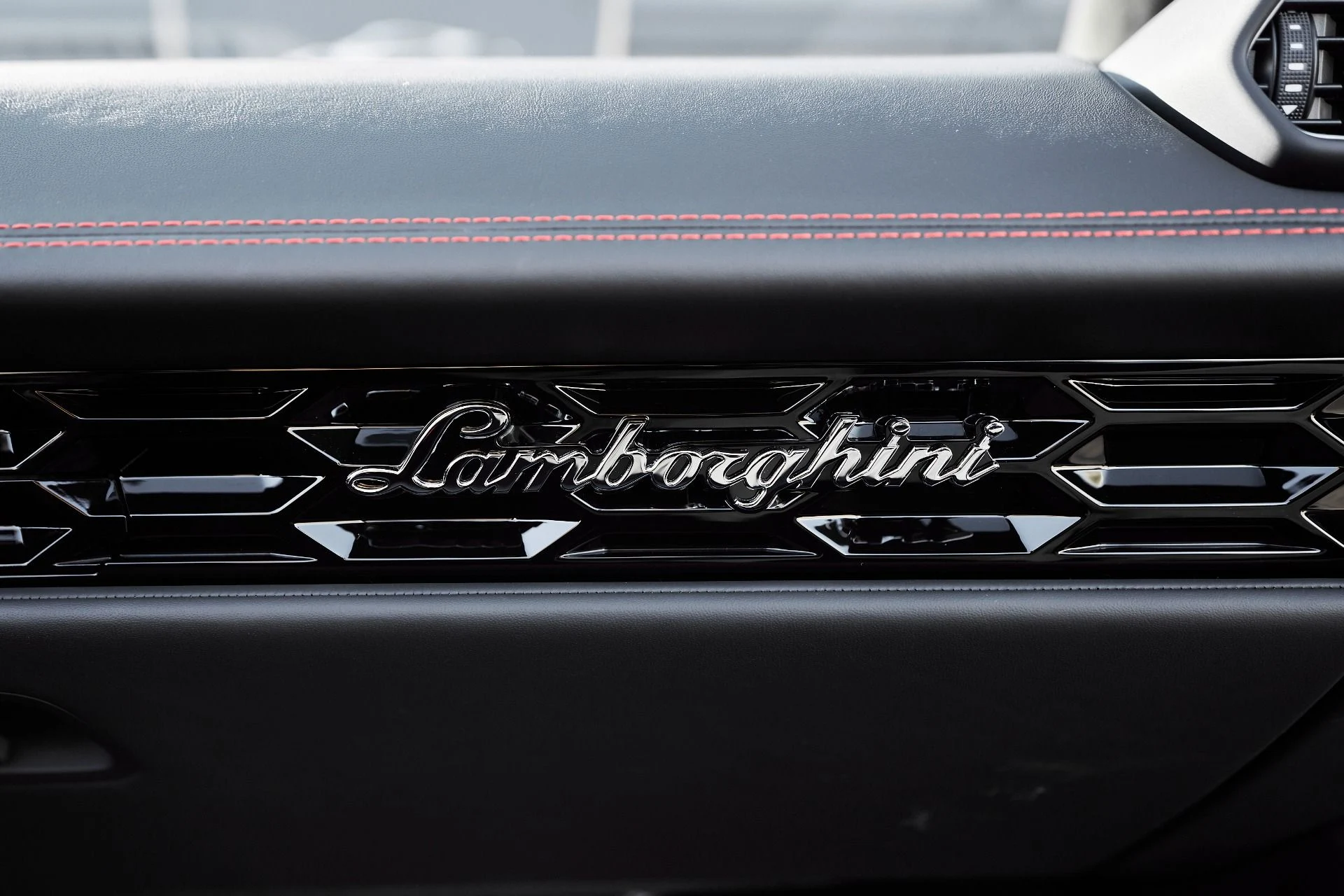 mph039_2610913722_Used_2022_Lamborghini_Huracan_EVO_Base_1761357621_ee18d1bbe1