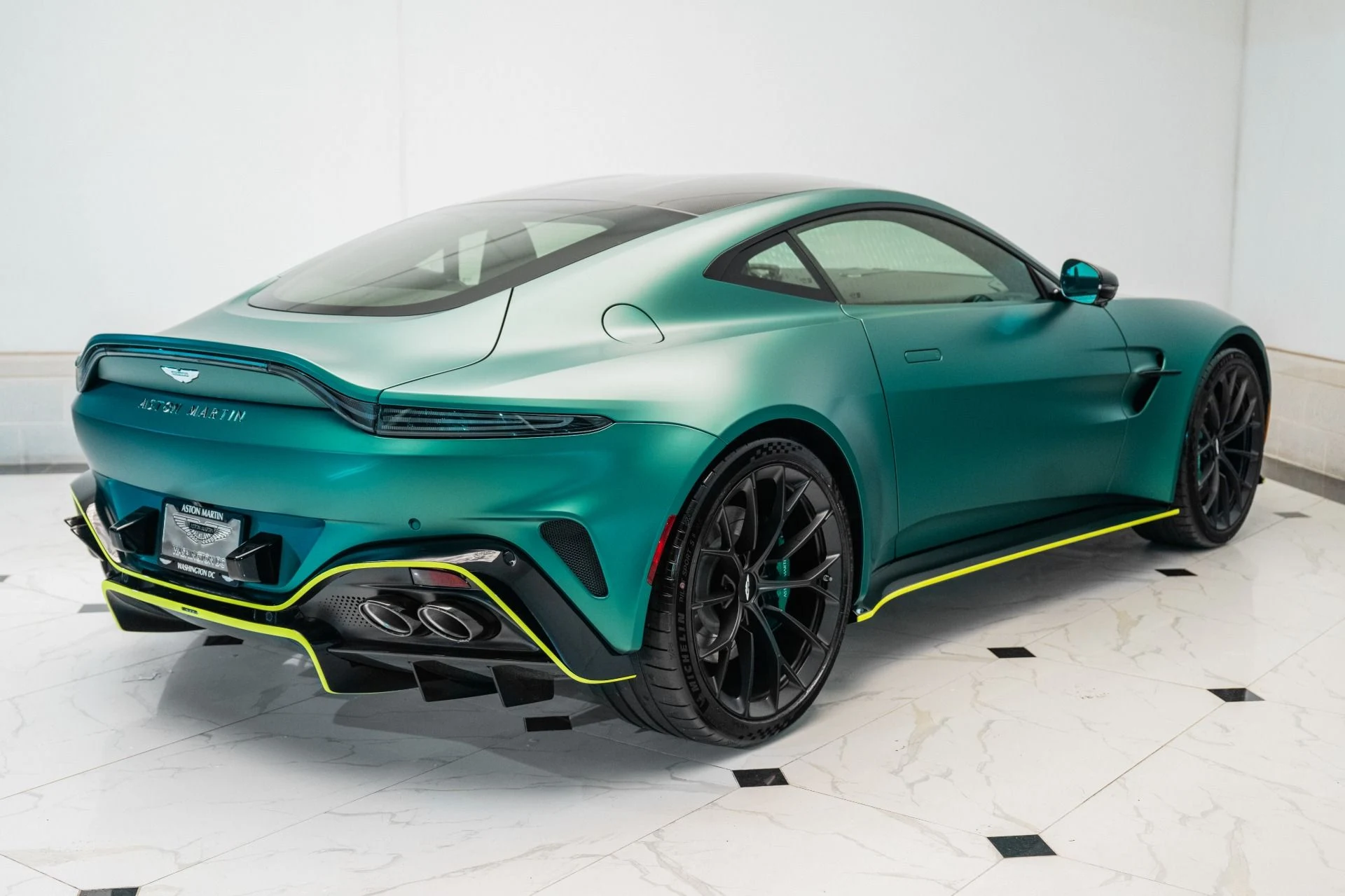 mph039_262780773_Used_2025_Aston_Martin_Vantage_Coupe_1734713589_276363917a