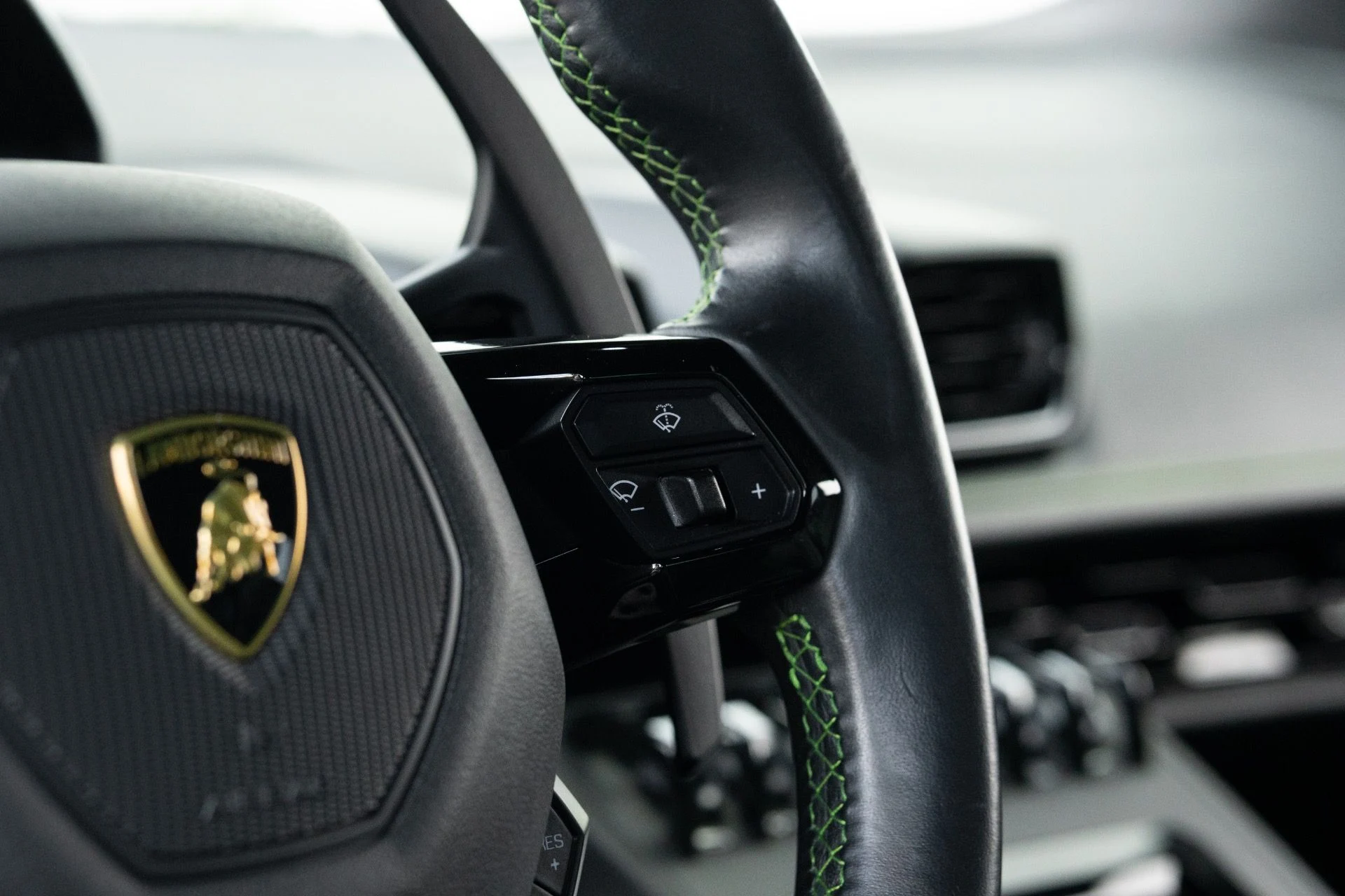 mph039_2654124192_Used_2020_Lamborghini_Huracan_EVO_1770872075_0dd9b55f3a