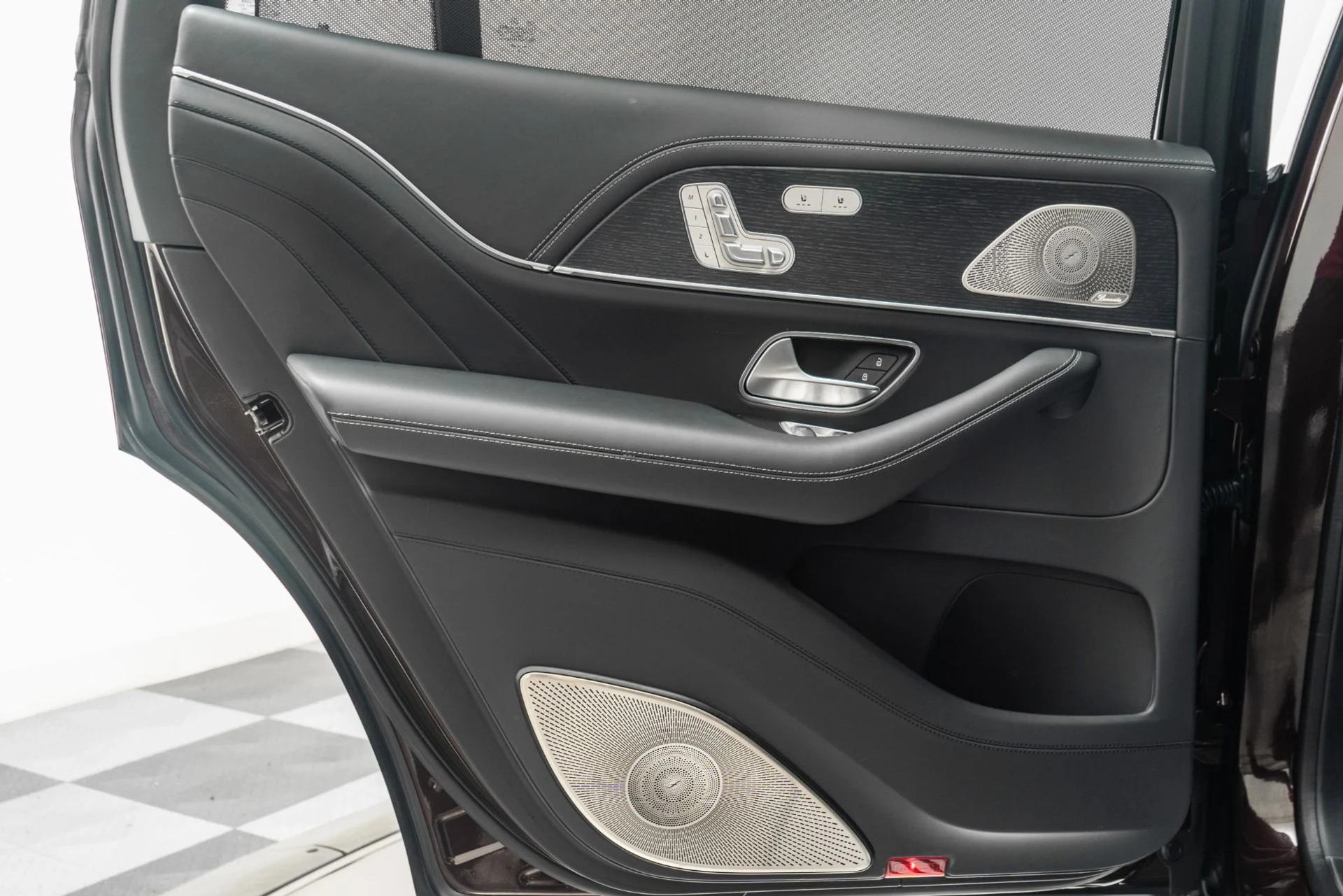 mph039_2678459363_Used_2023_Mercedes_Benz_Maybach_GLS_600_4_MATIC_Factory_Two_Tone_paint_Diamond_Turned_Wheels_Loaded_1757365639_debfcf2fe4