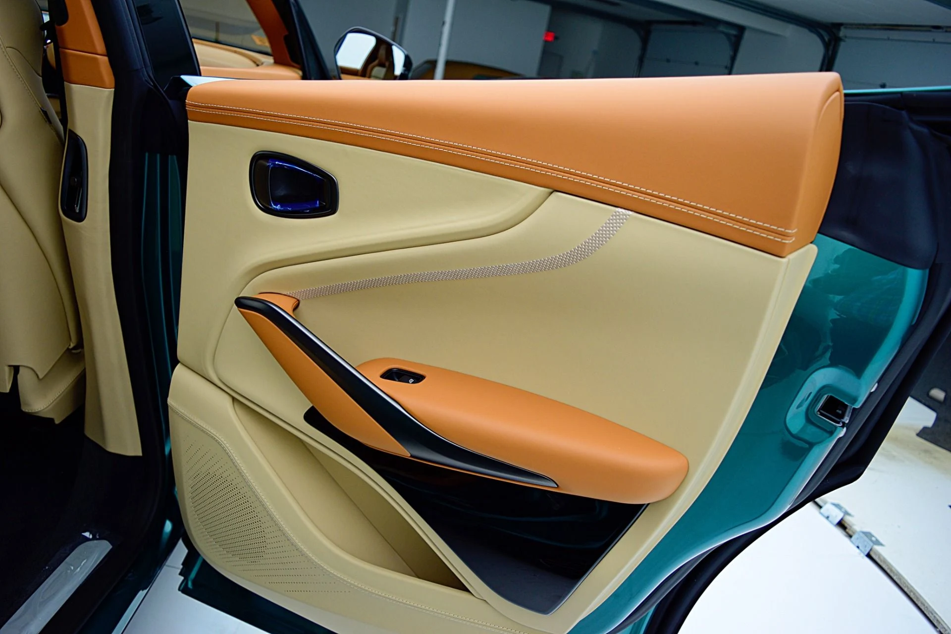mph039_2722133338_New_2025_Aston_Martin_DBX_707_eea0252873