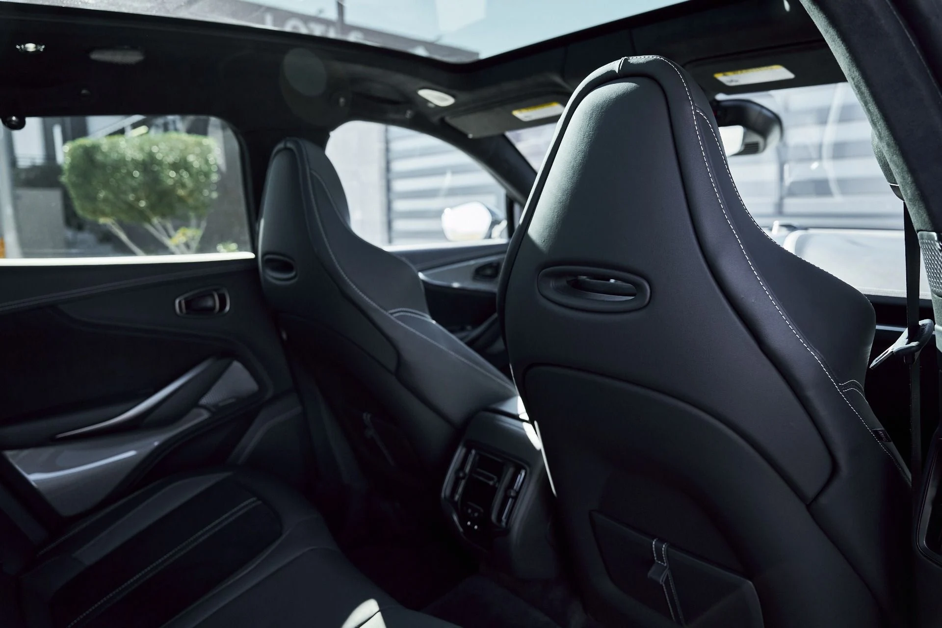 mph039_2722136174_Used_2025_Aston_Martin_DBX_707_1767063200_ce09539054