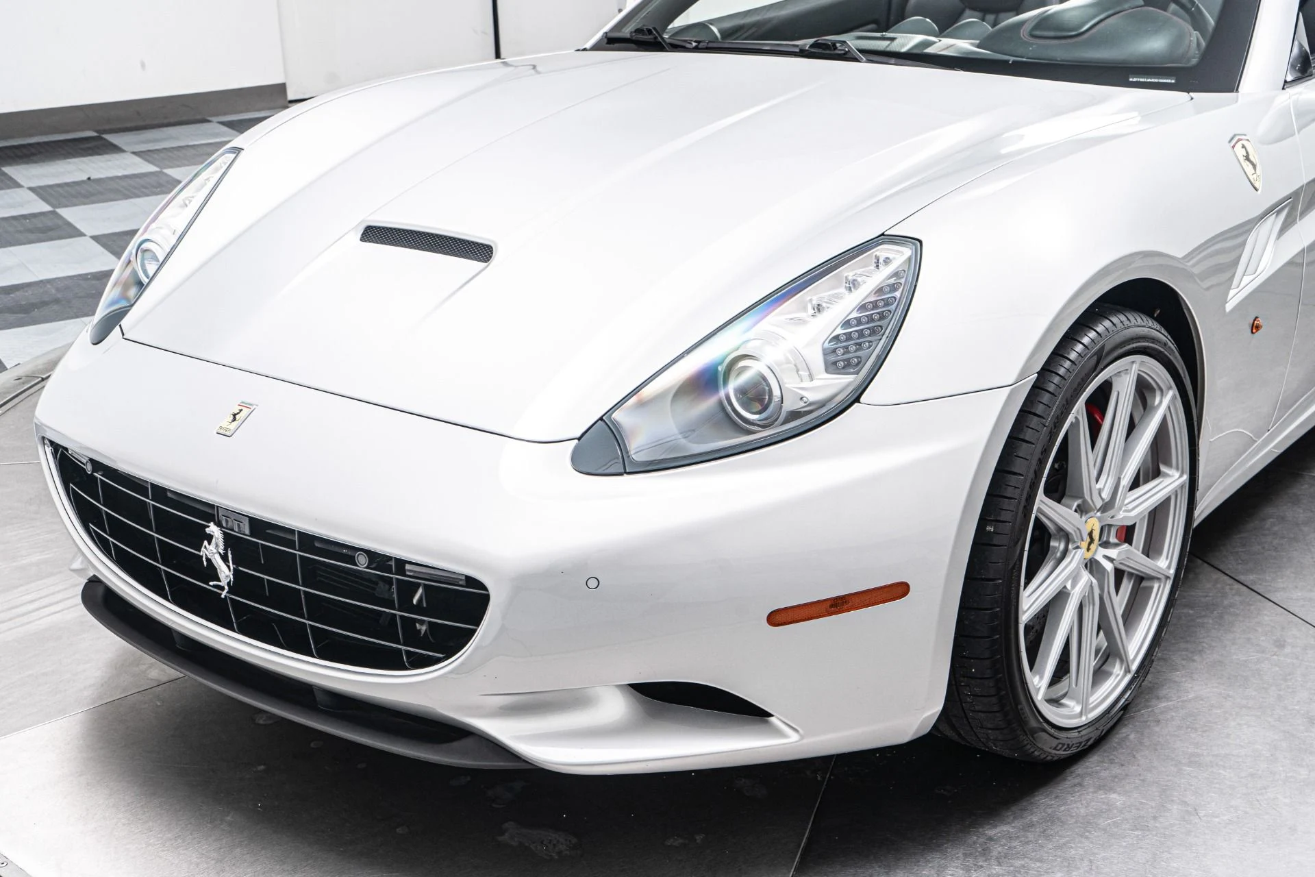 mph039_2772963097_Used_2013_Ferrari_California_1756329432_6674900cc9