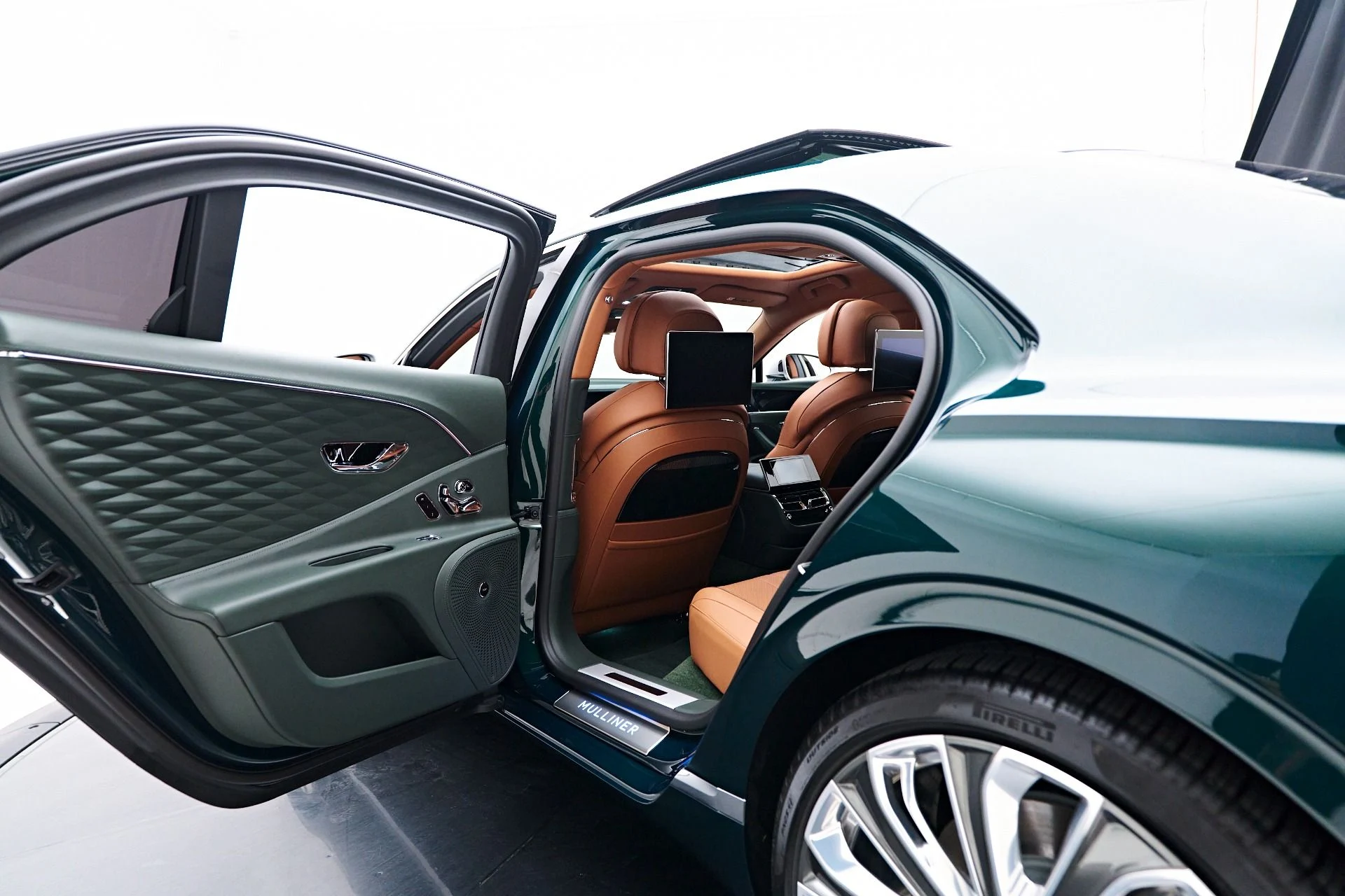 mph039_2776363699_Used_2024_Bentley_Flying_Spur_Mulliner_W12_1756173526_38a7f4c504
